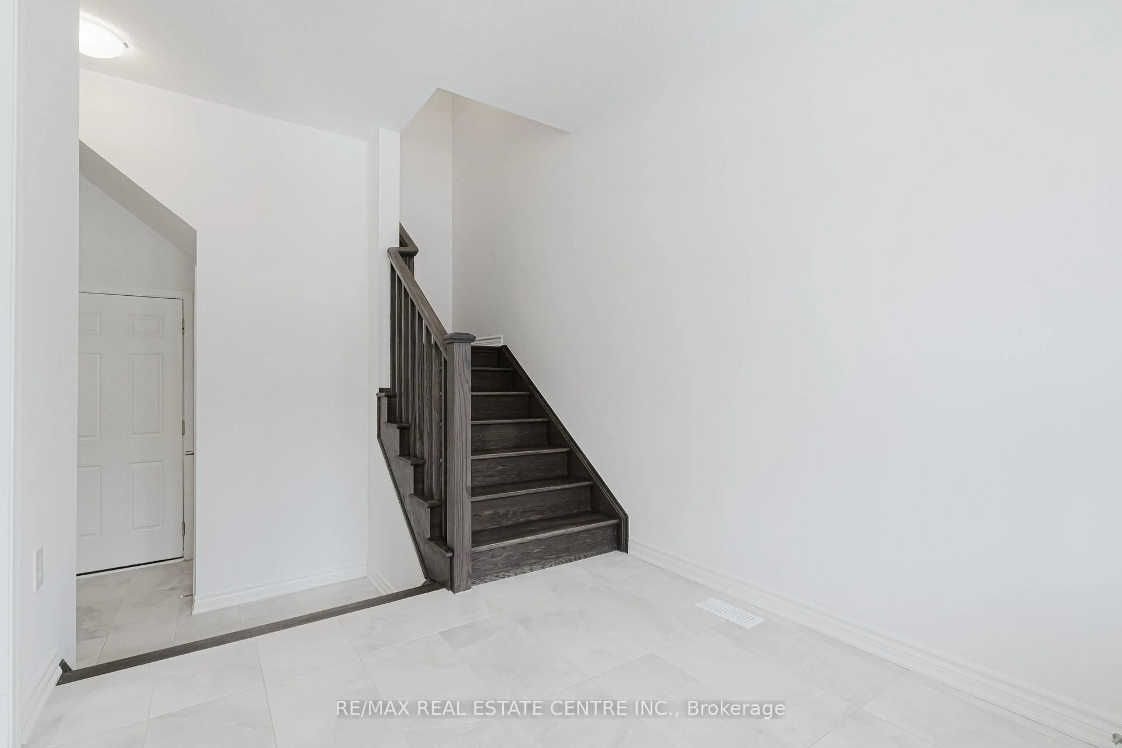 Stairs for 34 Bellasera Way, Caledon Ontario L7C 4P1