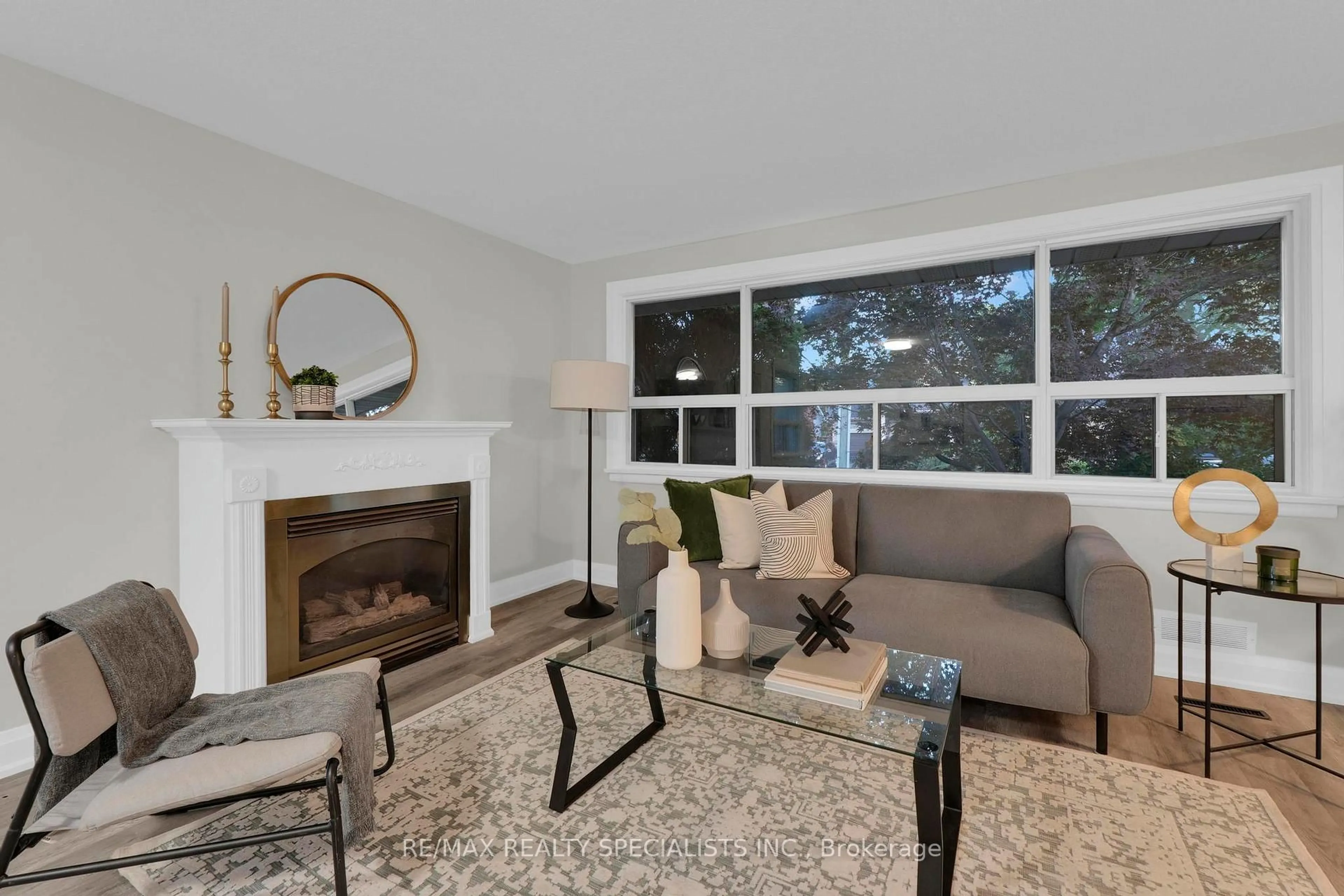 Living room with furniture, unknown for 51 Florence Dr, Oakville Ontario L6K 1V7