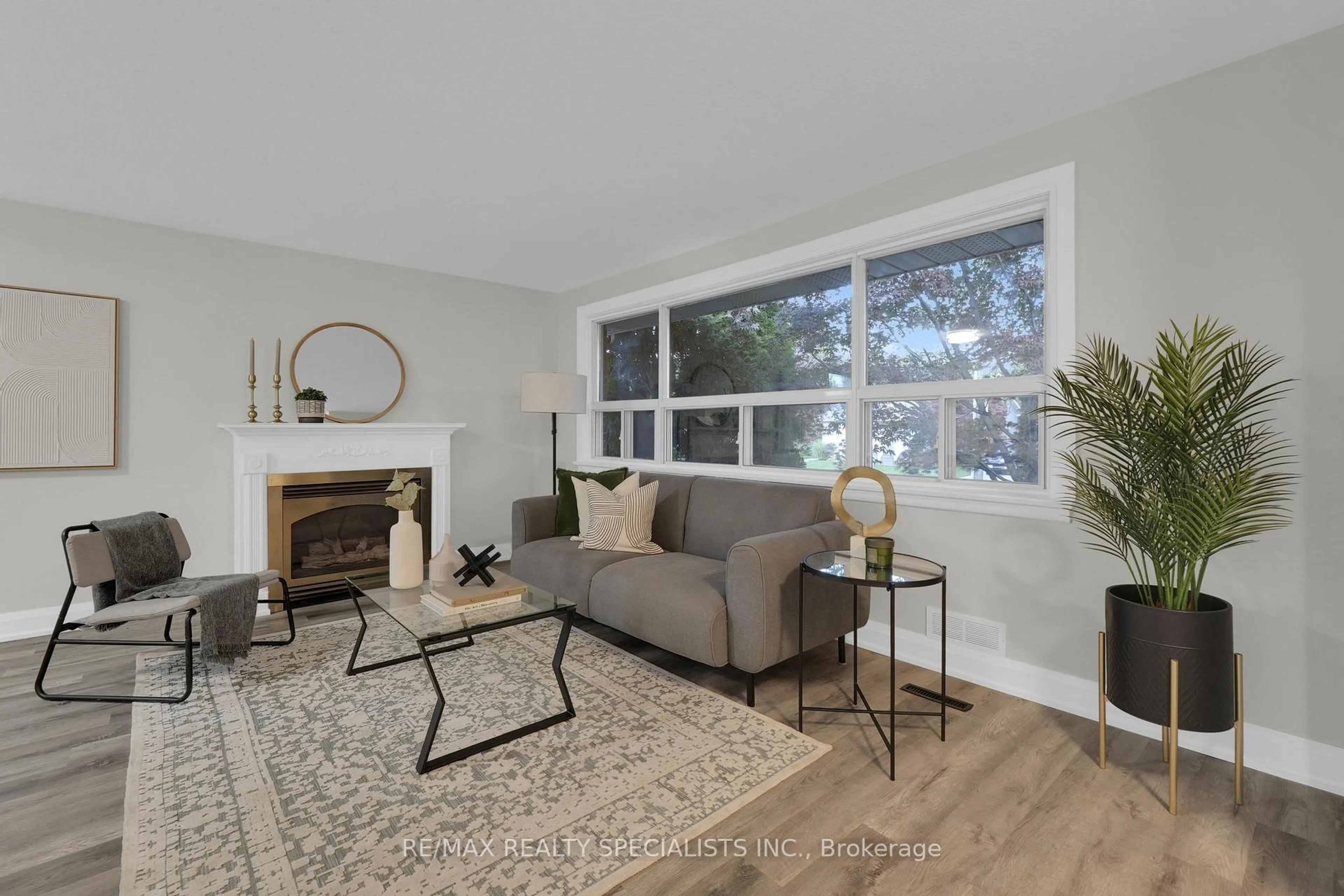 Living room with furniture, unknown for 51 Florence Dr, Oakville Ontario L6K 1V7