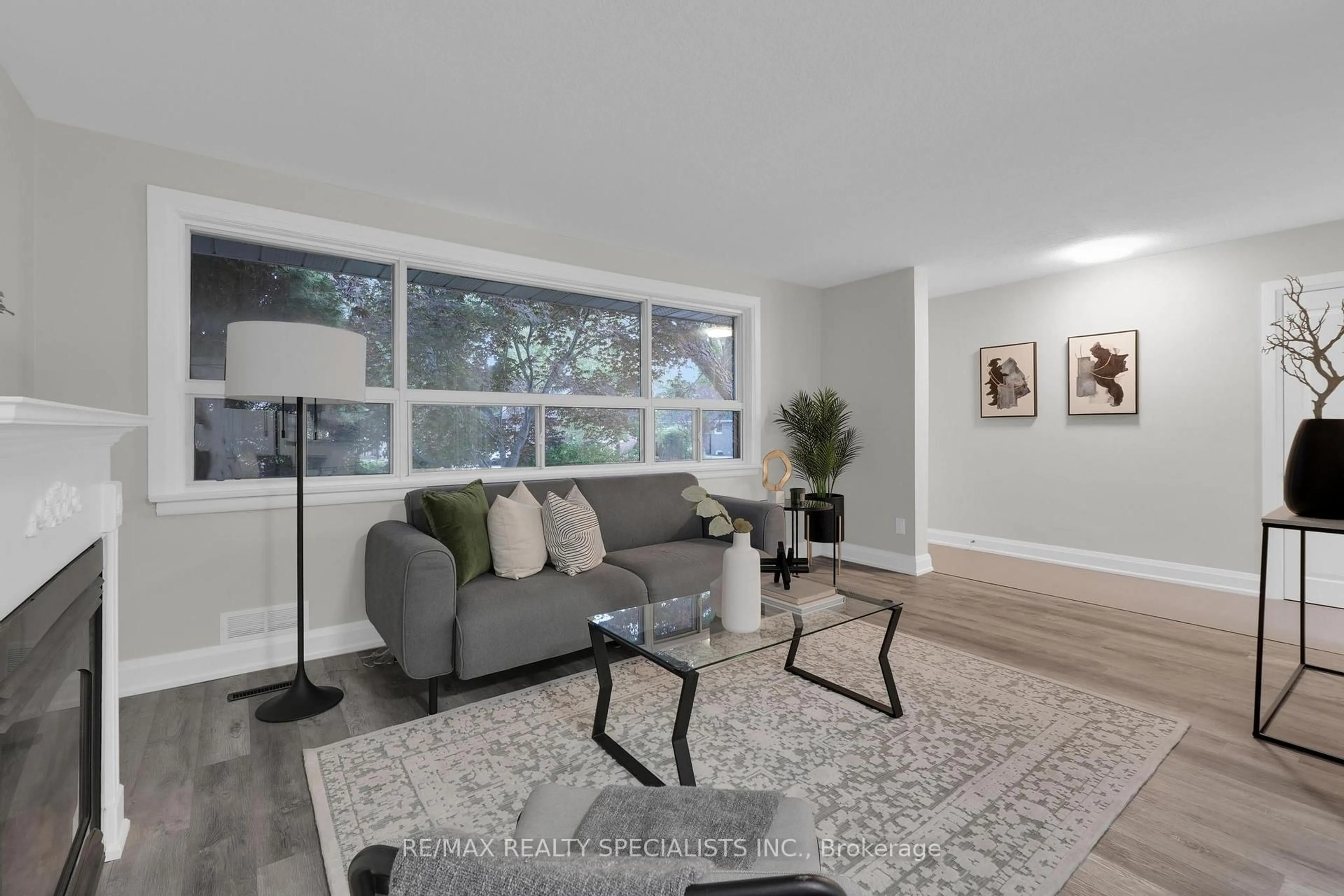 Living room with furniture, unknown for 51 Florence Dr, Oakville Ontario L6K 1V7