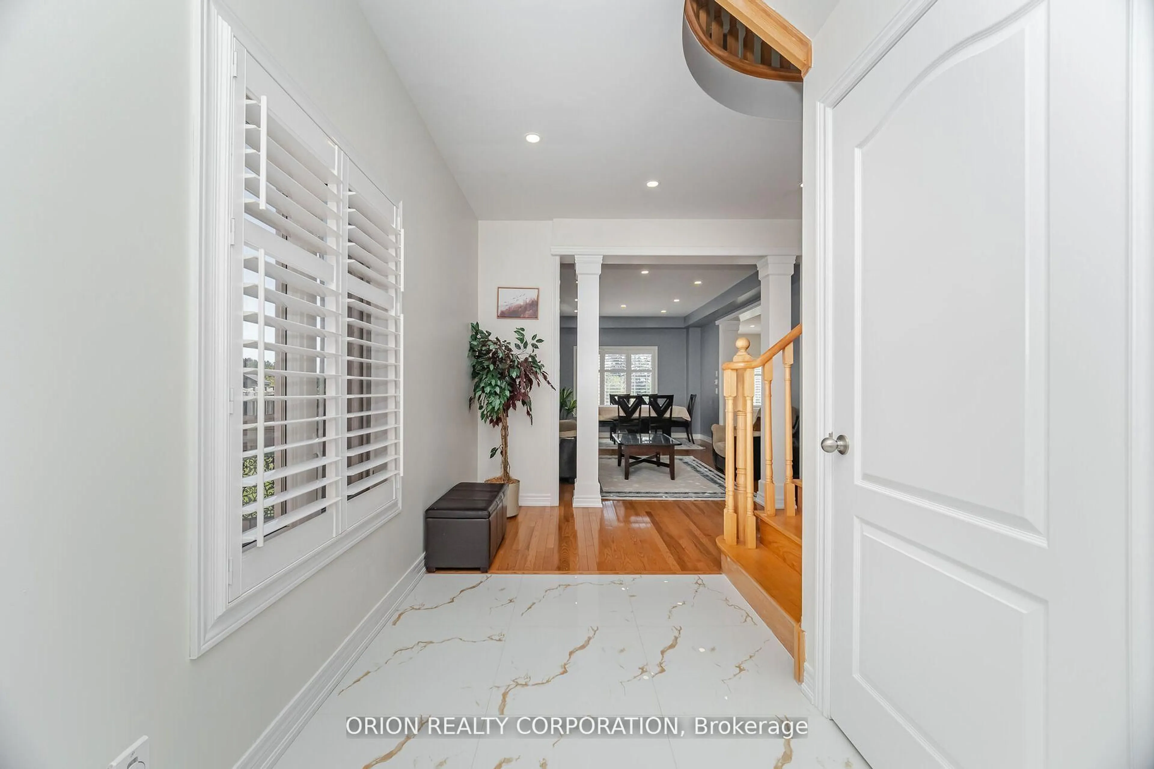 Indoor entryway for 802 Miltonbrook Cres, Milton Ontario L9T 8N3