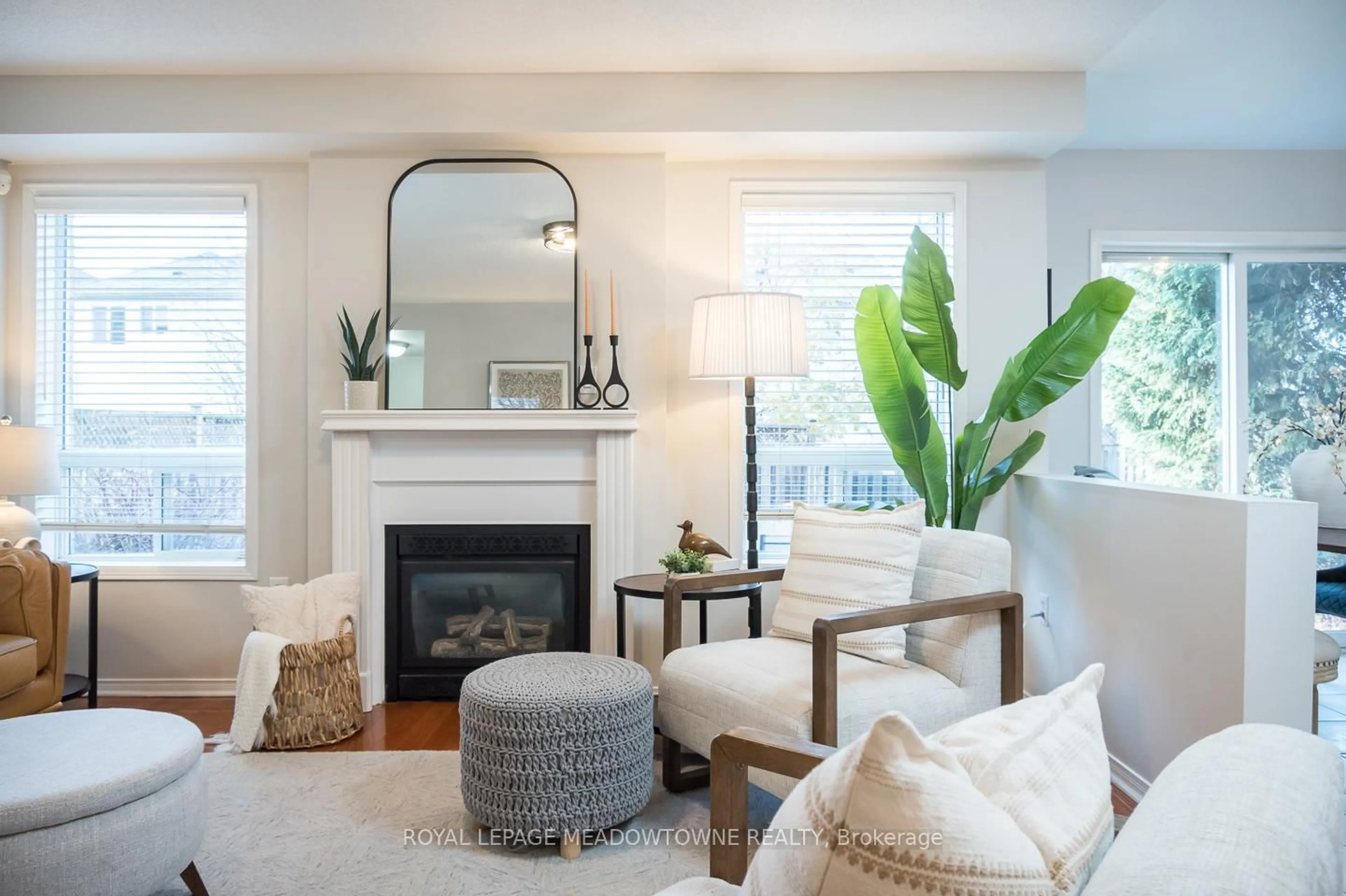 Living room with furniture, unknown for 1215 Newell St, Milton Ontario L9T 5R5