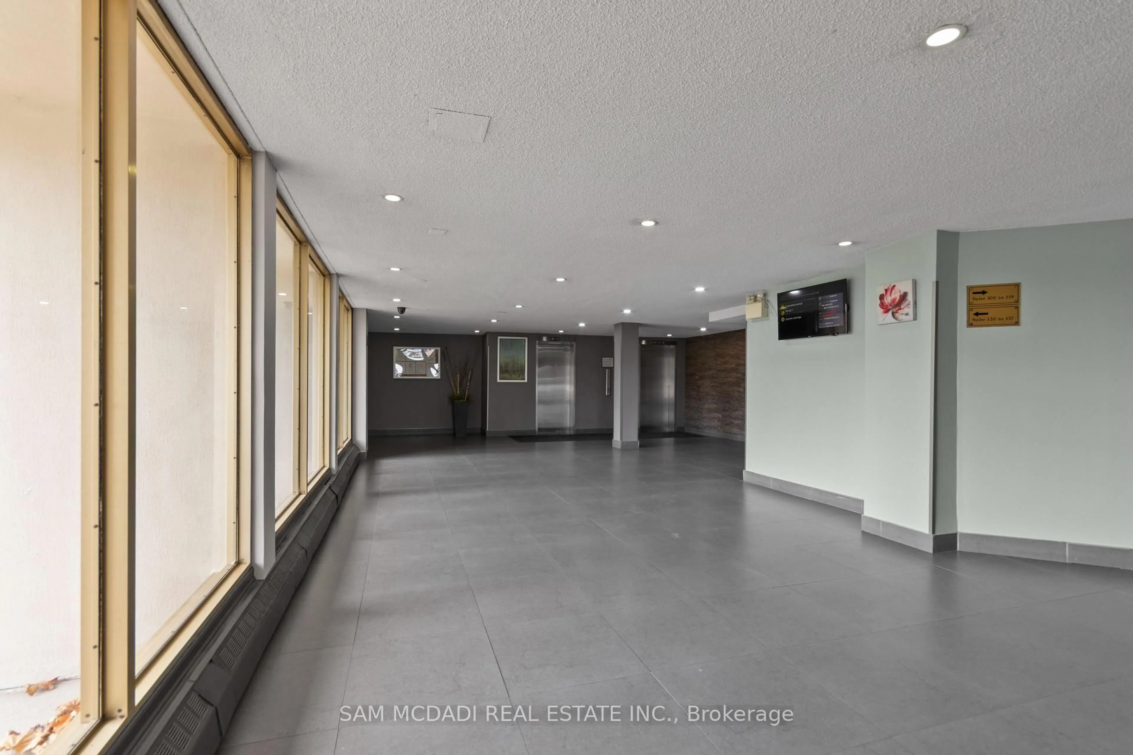 Indoor foyer for 1050 Stainton Dr #211, Mississauga Ontario L5C 2T7