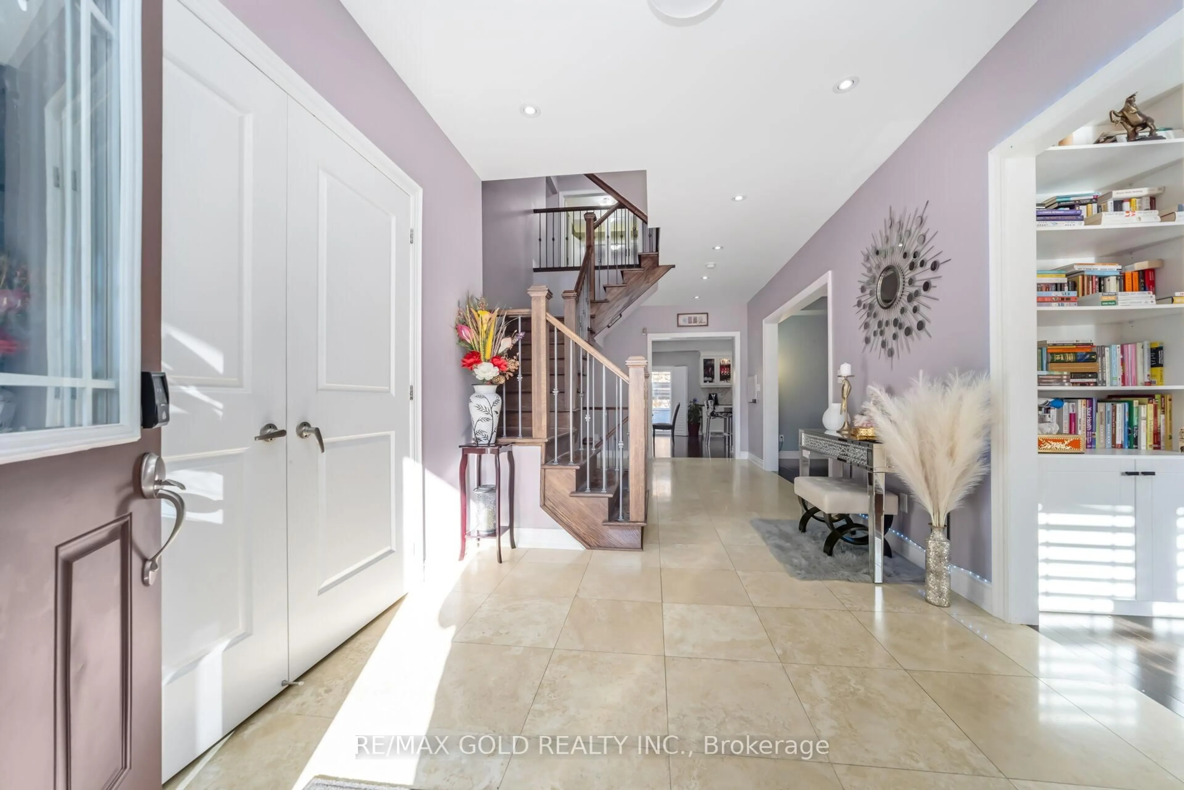 Indoor foyer for 6 ayrshire Crt, Brampton Ontario L6Z 0G6