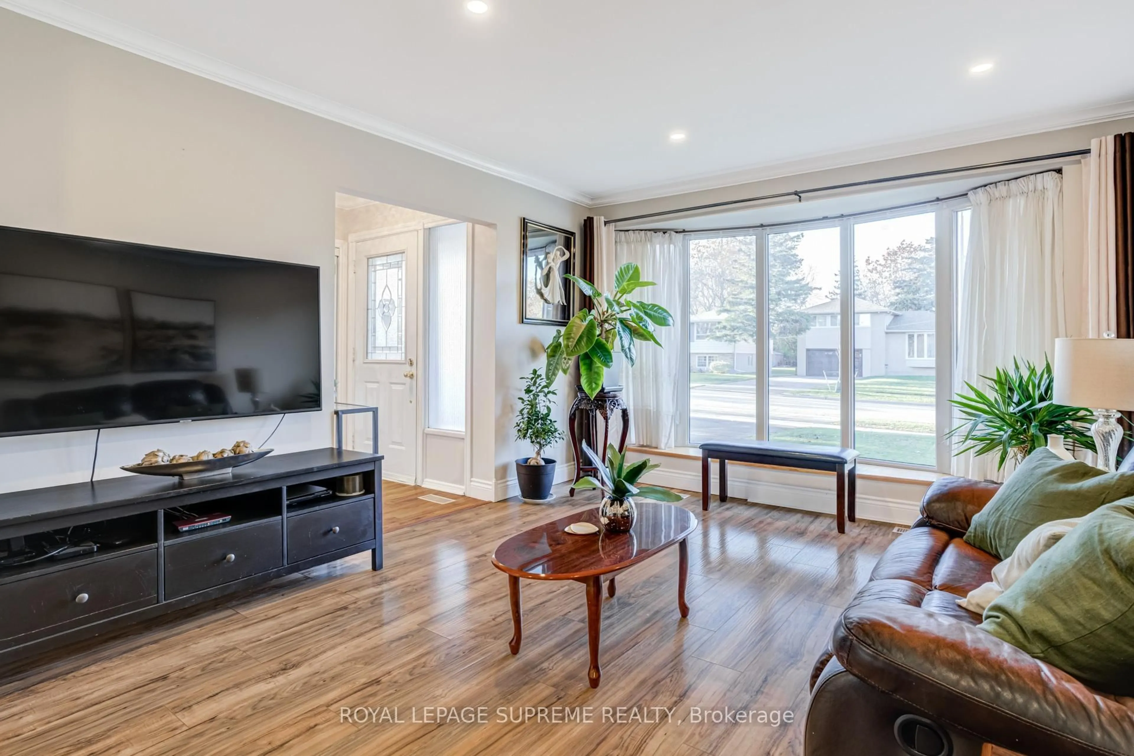 Living room with furniture, wood/laminate floor for 2540 Constable Rd, Mississauga Ontario L5J 1W2