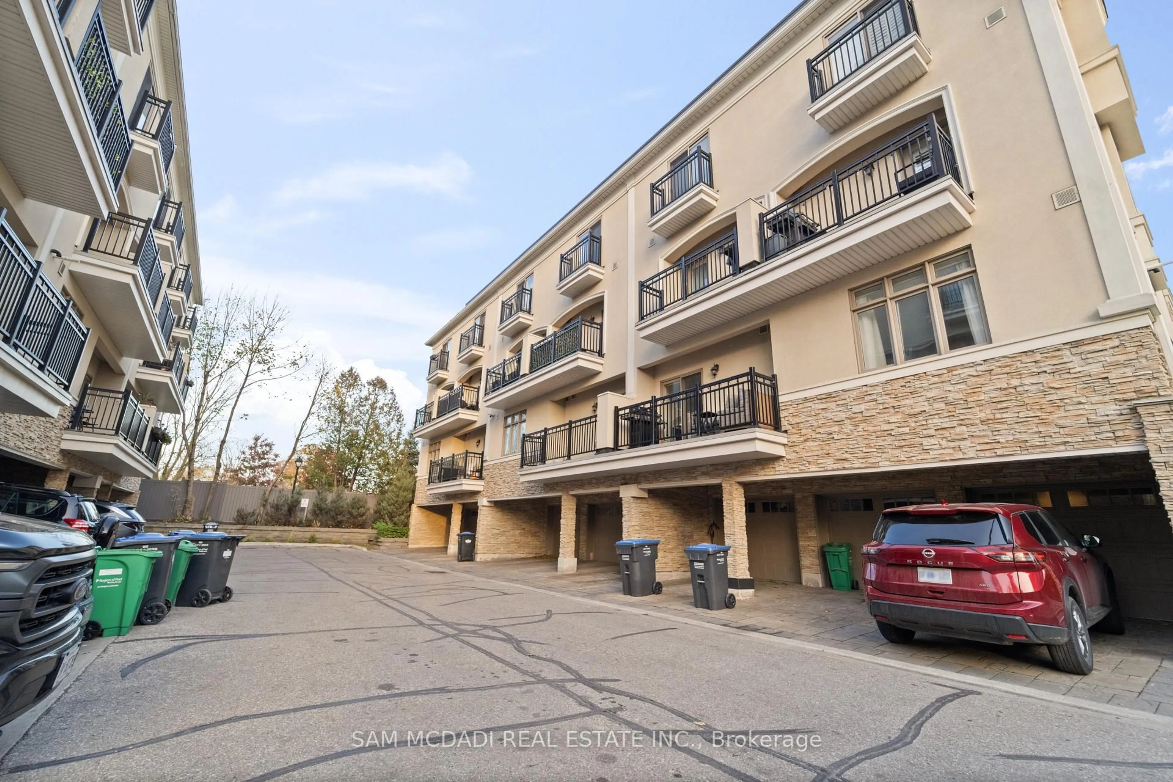 Patio, unknown for 3083 Cawthra Rd #23, Mississauga Ontario L5A 2X4