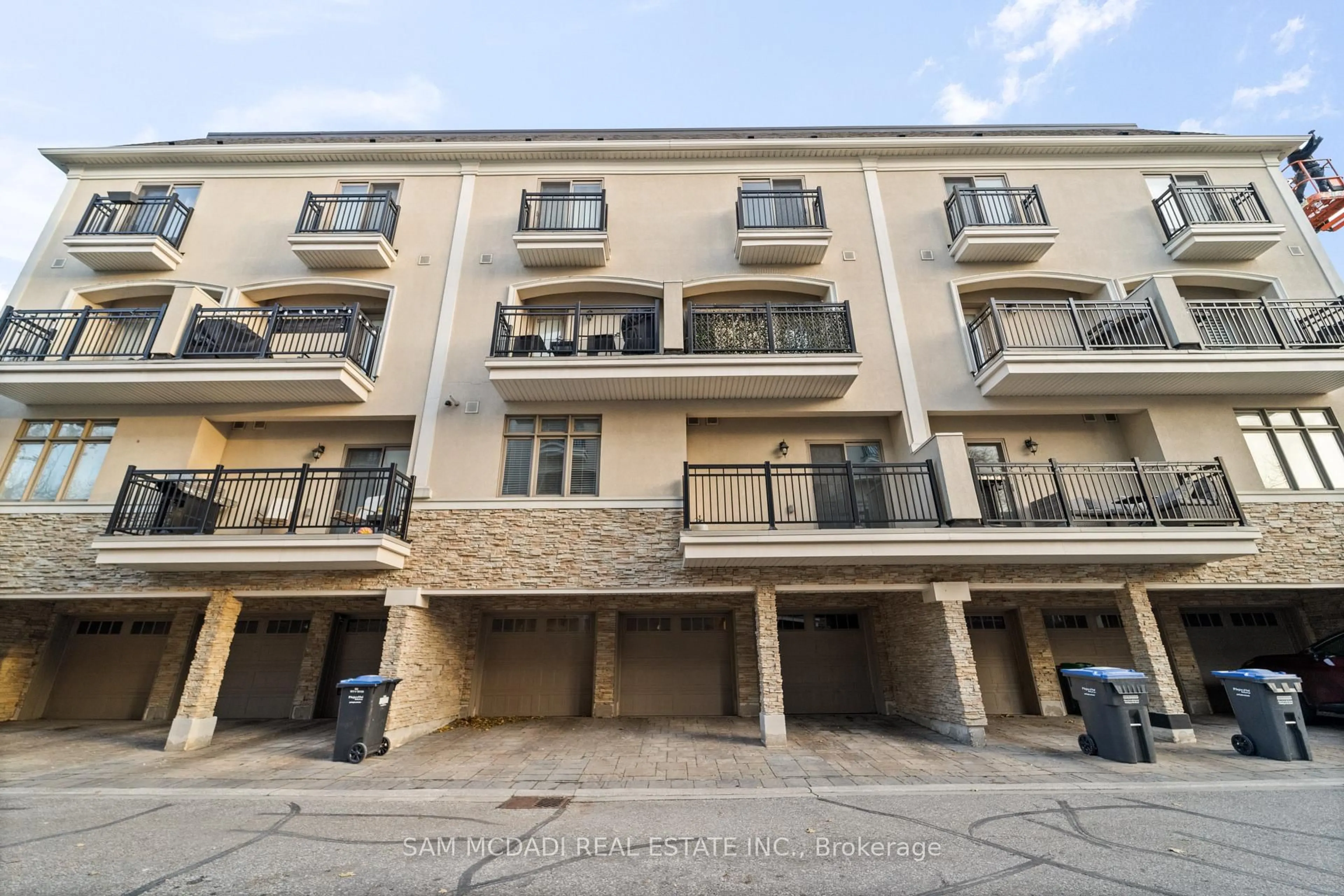 Unknown for 3083 Cawthra Rd #23, Mississauga Ontario L5A 2X4