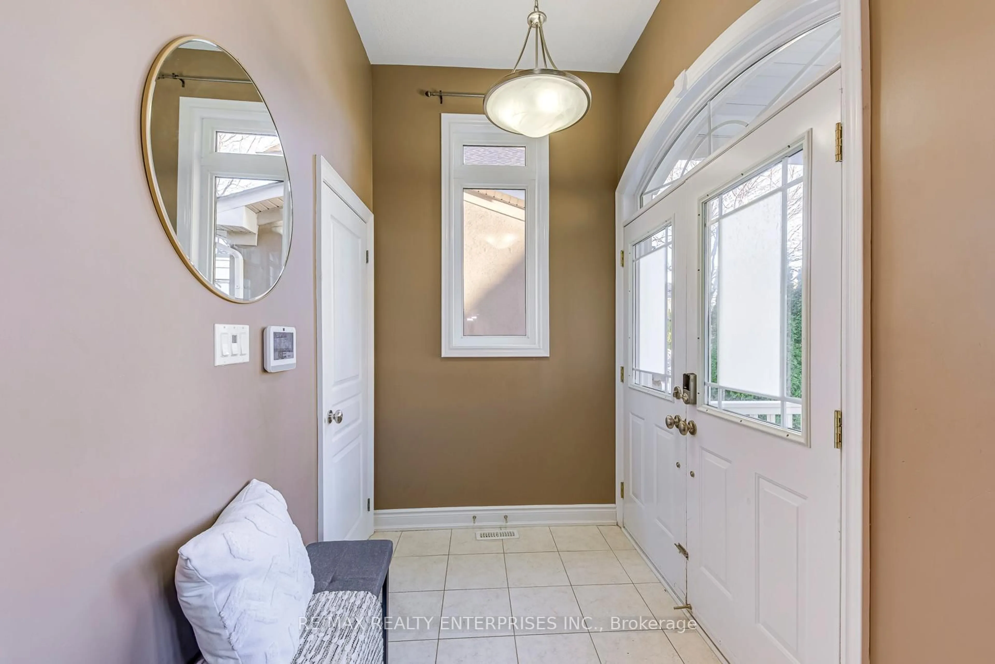 Indoor entryway for 2240 Blackbird Crt, Oakville Ontario L6M 5E6