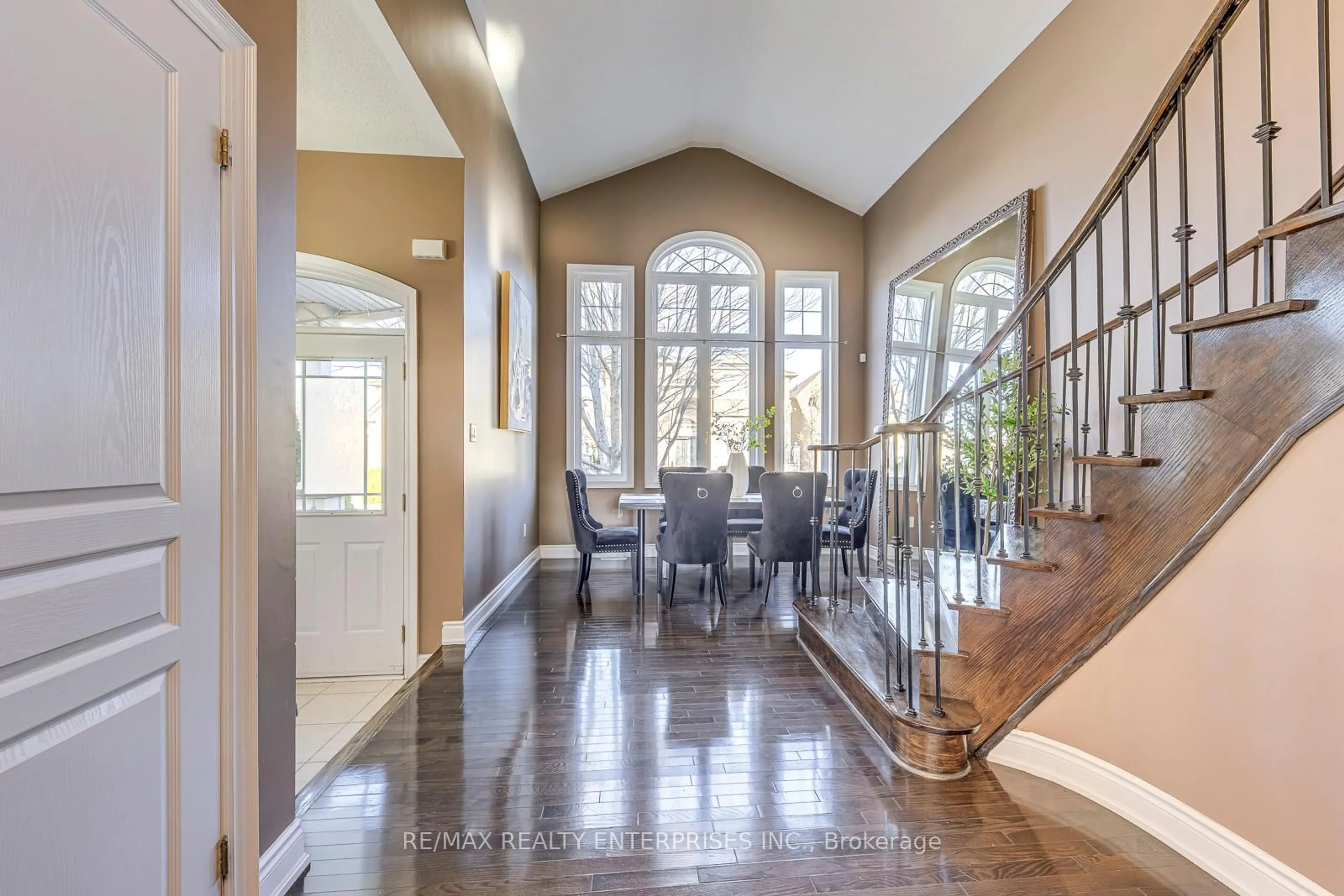 Indoor entryway for 2240 Blackbird Crt, Oakville Ontario L6M 5E6