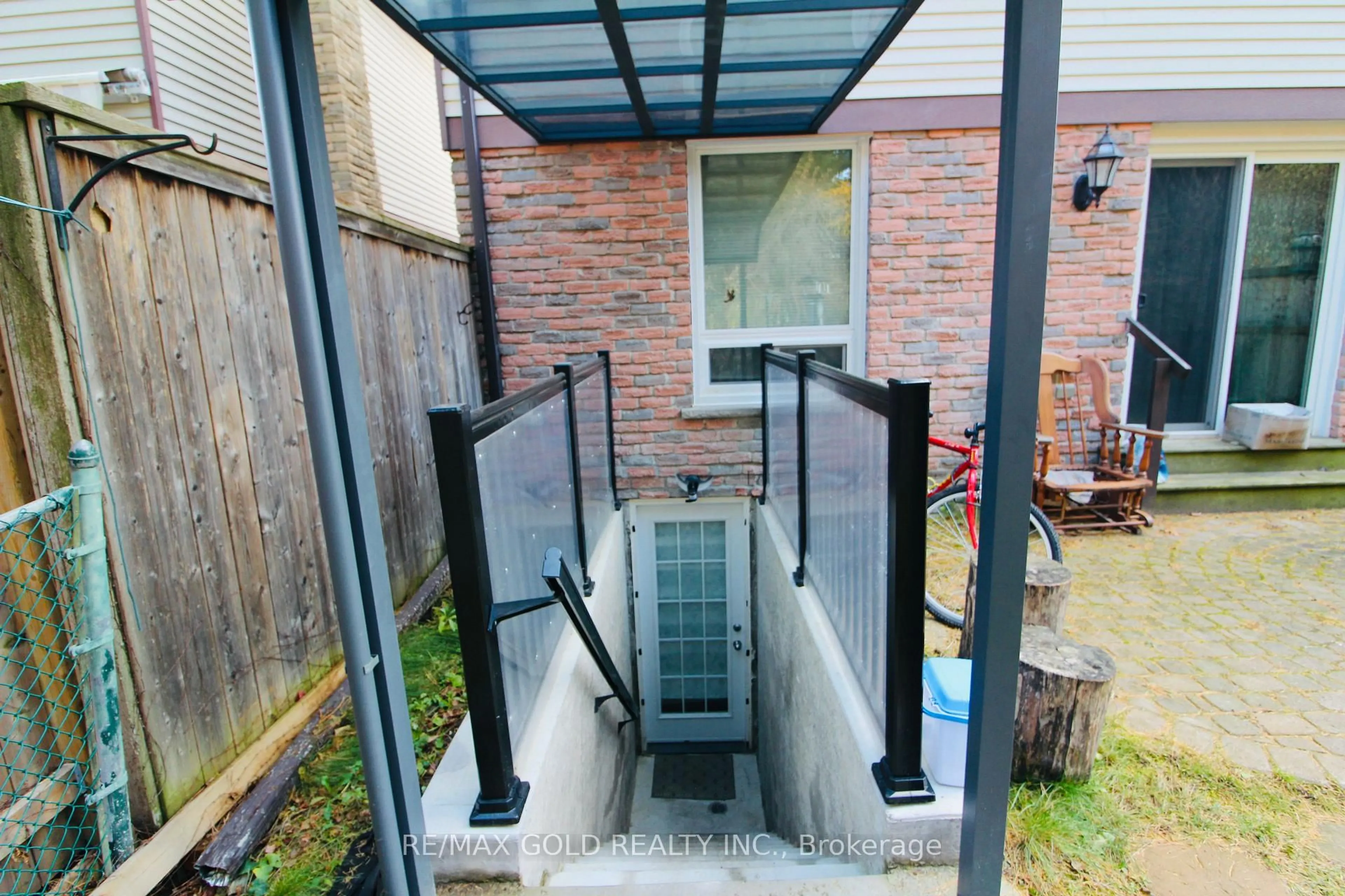 Stairs for 100 rawling Cres, Brampton Ontario L6Z 1N8