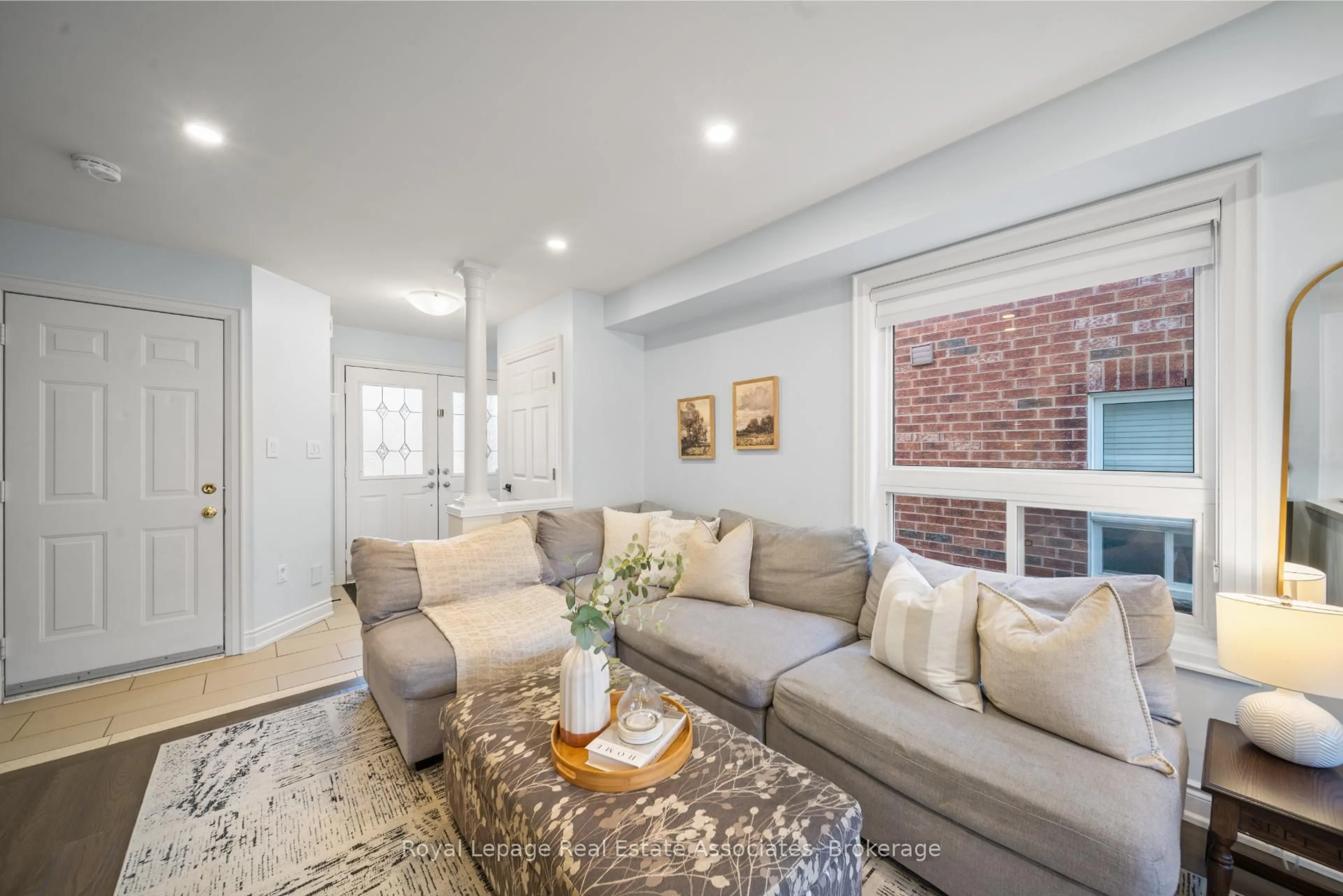 Living room with furniture, unknown for 7276 Lowville Hts, Mississauga Ontario L5N 8L4