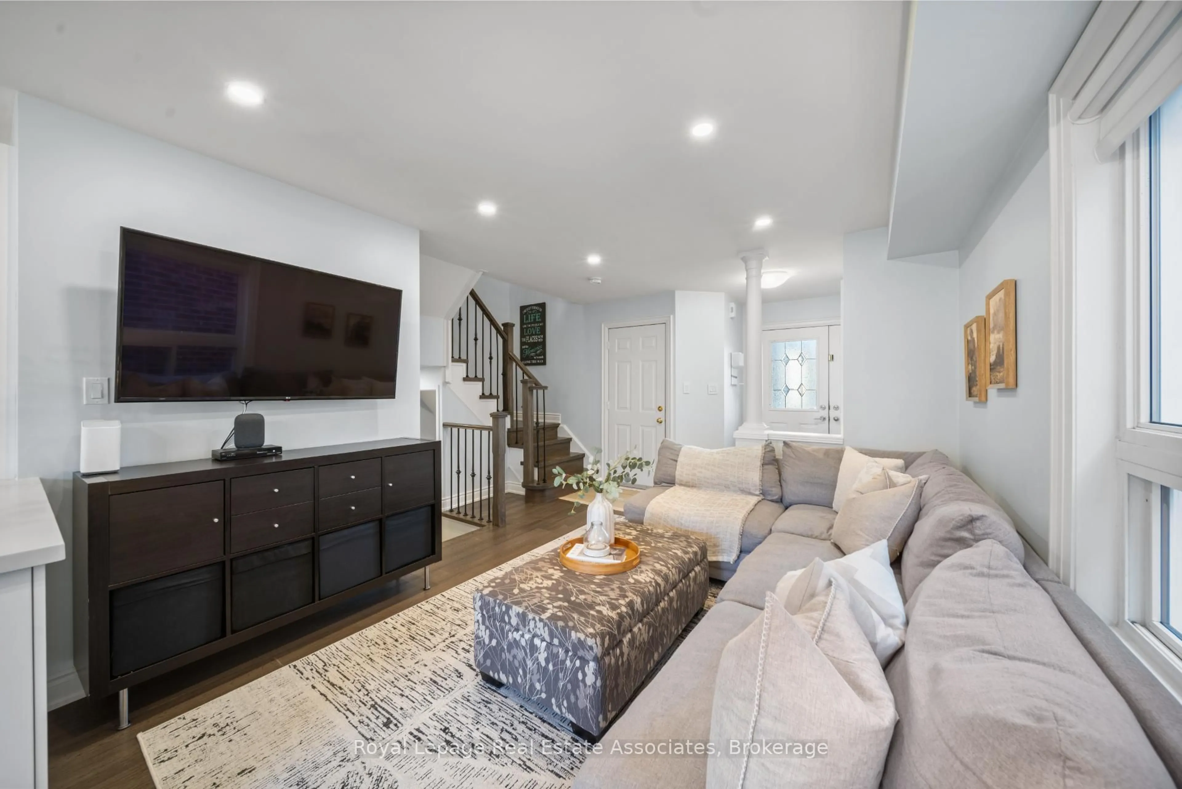 Living room with furniture, unknown for 7276 Lowville Hts, Mississauga Ontario L5N 8L4