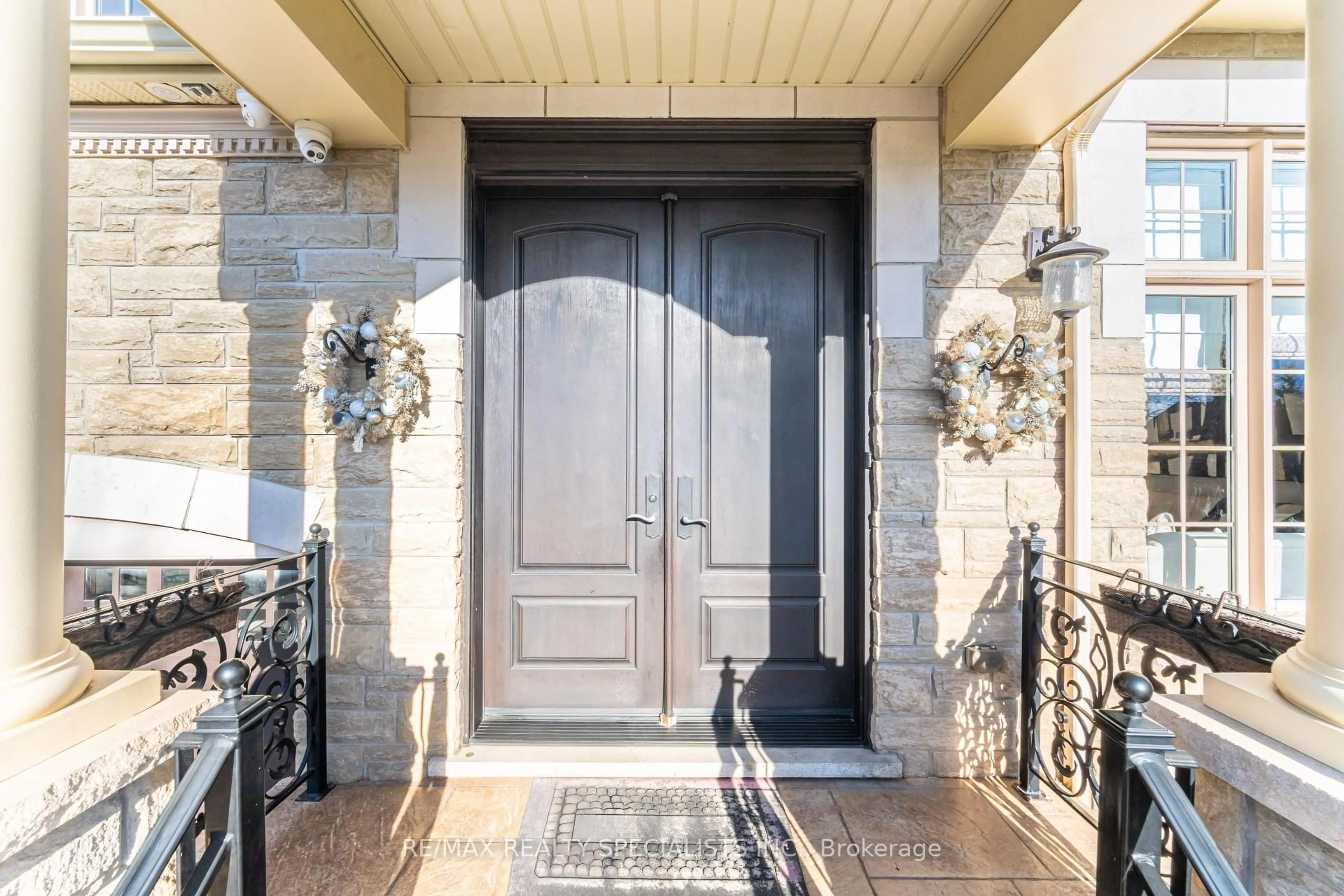 Indoor entryway for 8859 Creditview Rd, Brampton Ontario L6Y 2X8