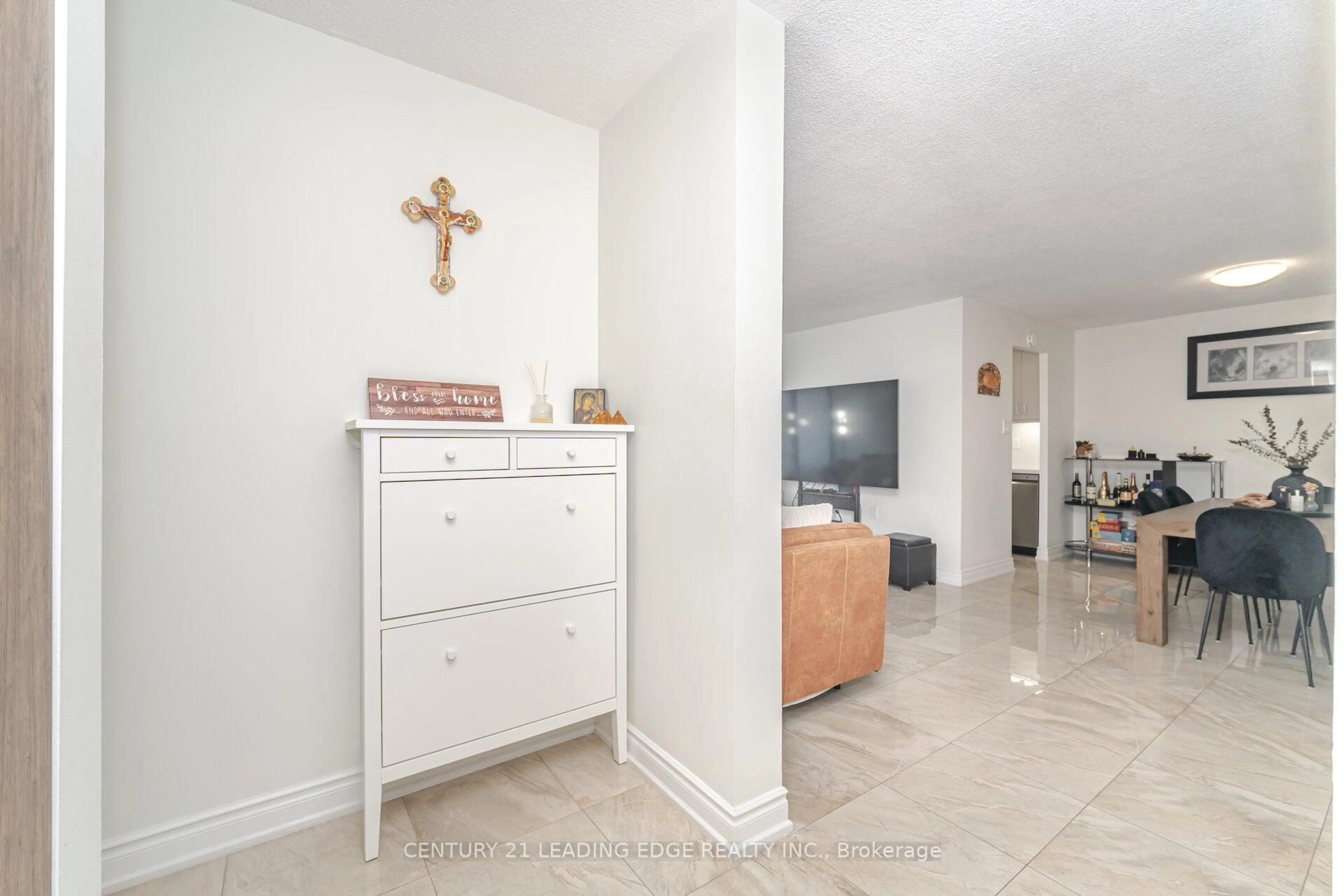 Indoor entryway for 18 Knightsbridge Rd #1109, Brampton Ontario L6T 3X5