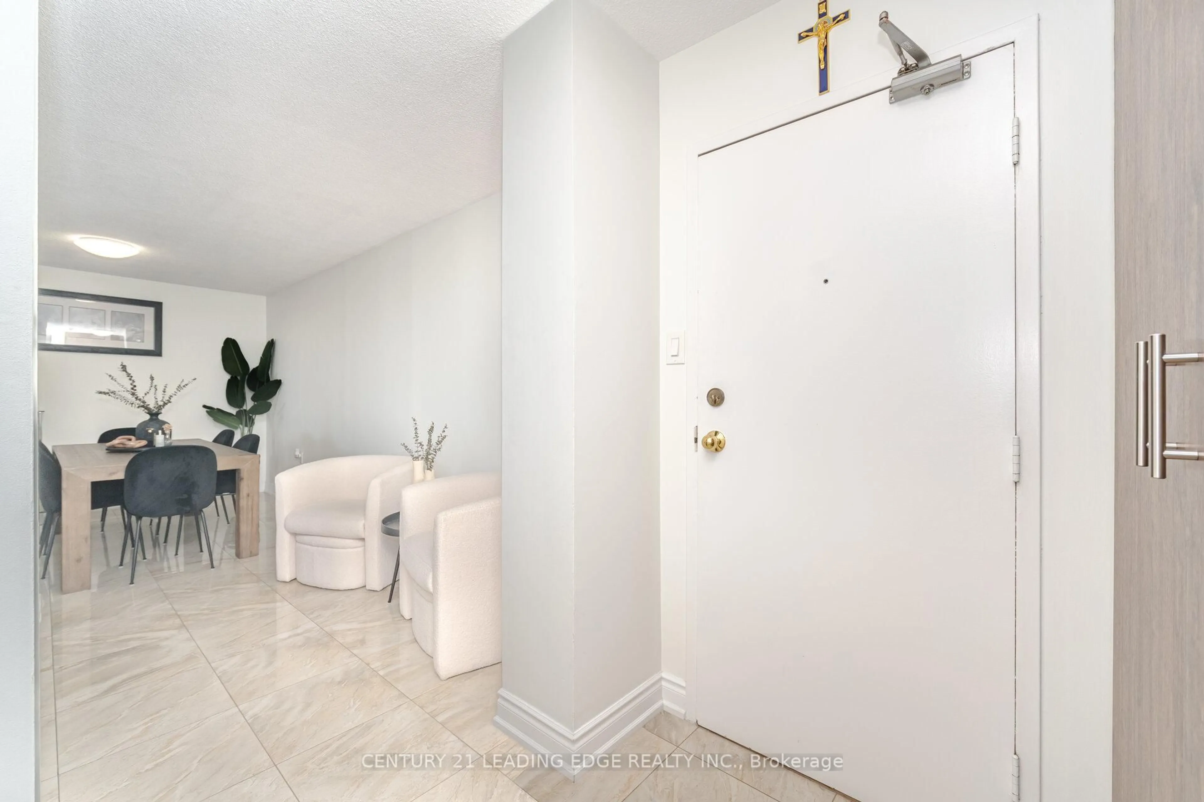 Indoor entryway for 18 Knightsbridge Rd #1109, Brampton Ontario L6T 3X5