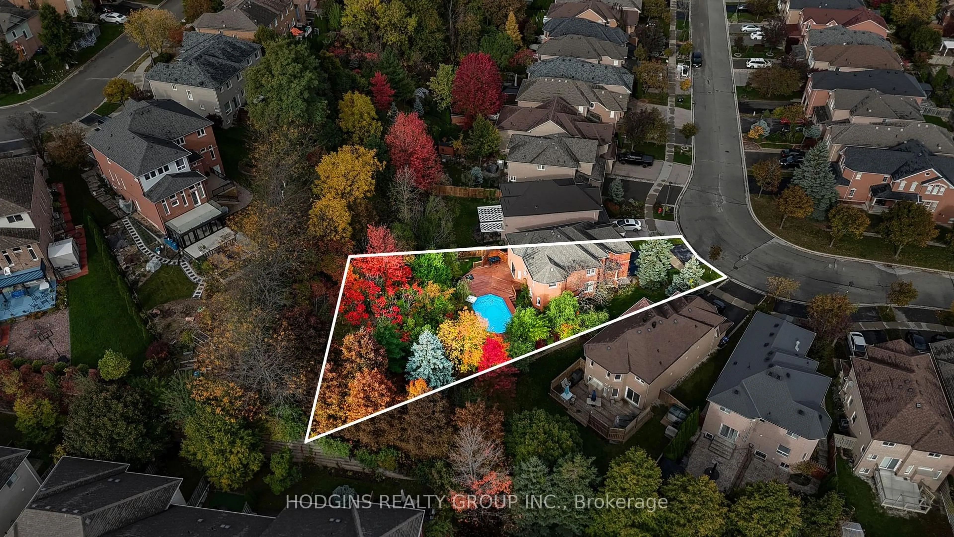 A pic from outside/outdoor area/front of a property/back of a property/a pic from drone, unknown for 2286 Yorktown Circ, Mississauga Ontario L5M 5Y1