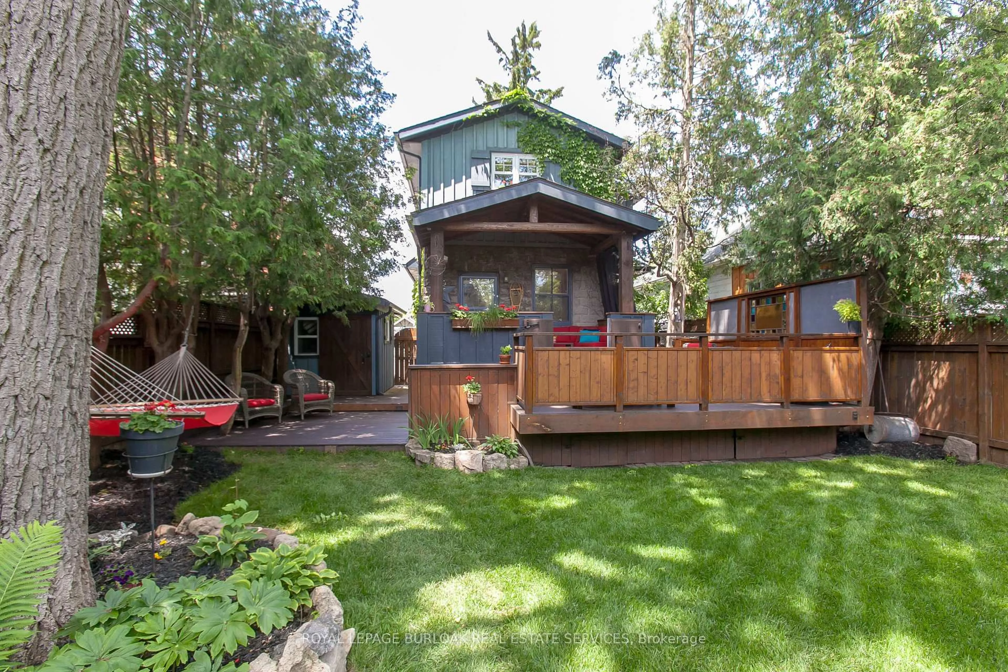 Patio, street for 2154 Caroline St, Burlington Ontario L7R 1M1