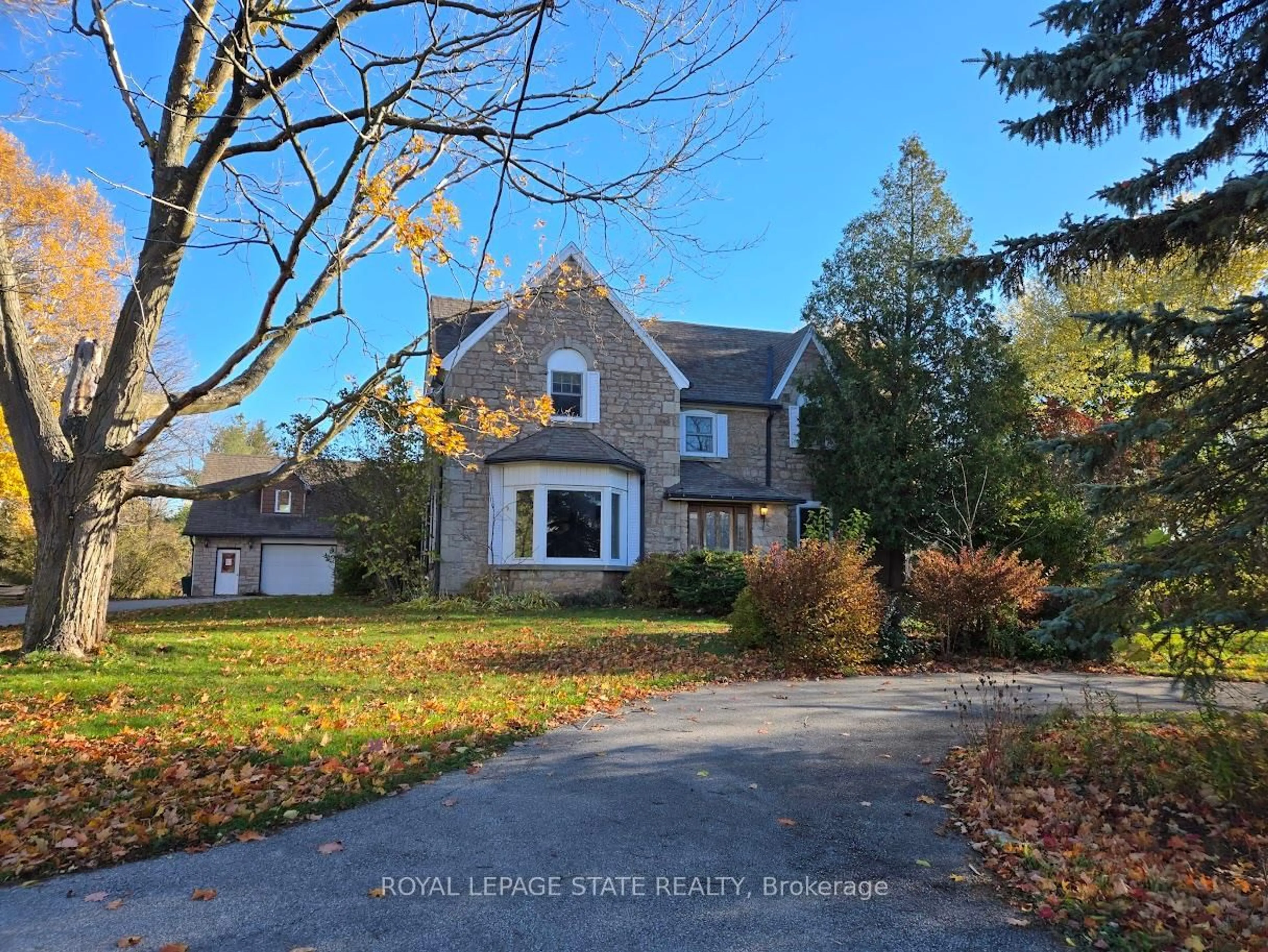 A pic from outside/outdoor area/front of a property/back of a property/a pic from drone, street for 4143 Cedar Springs Rd, Burlington Ontario L7P 0P6