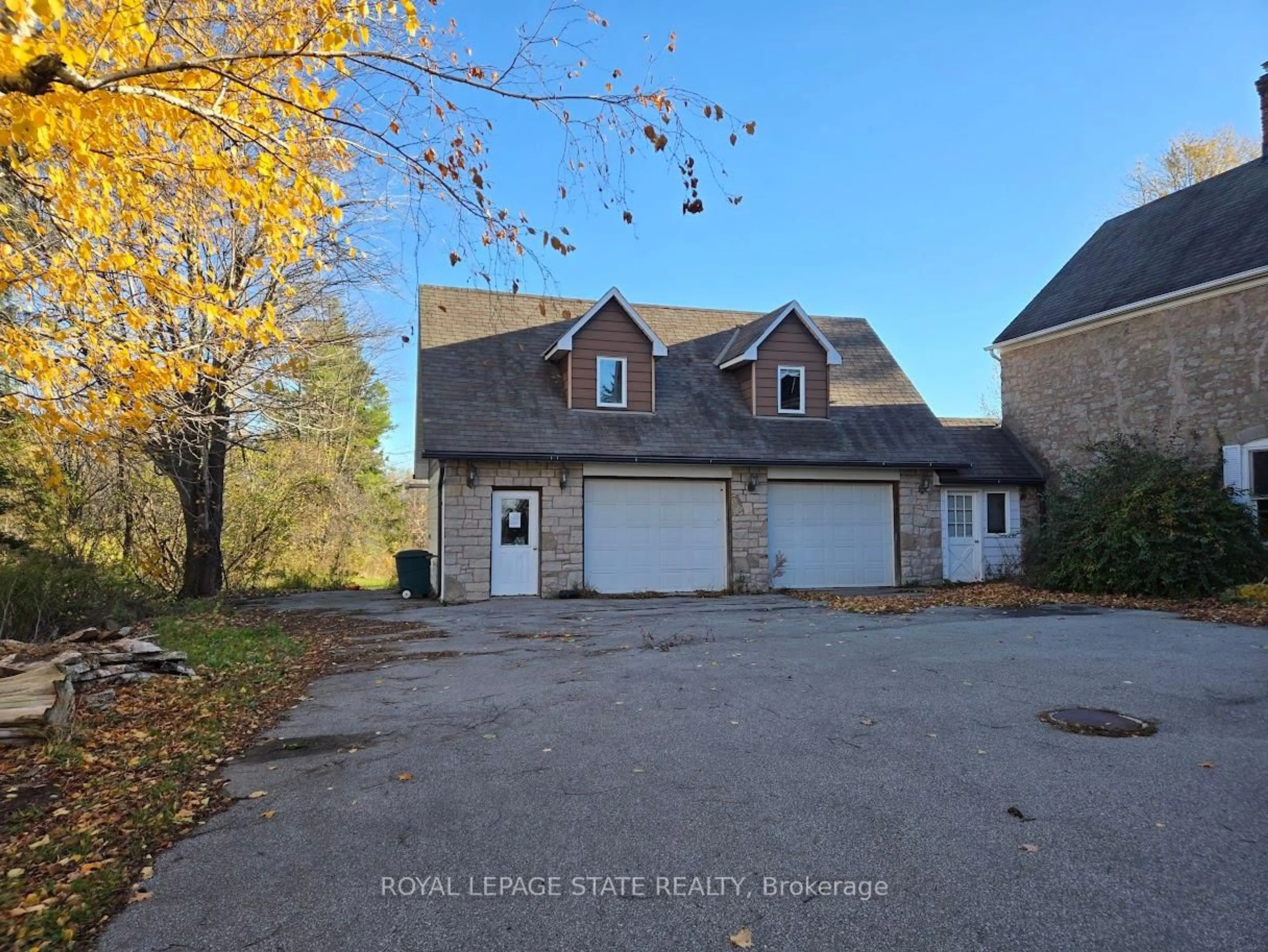 A pic from outside/outdoor area/front of a property/back of a property/a pic from drone, street for 4143 Cedar Springs Rd, Burlington Ontario L7P 0P6