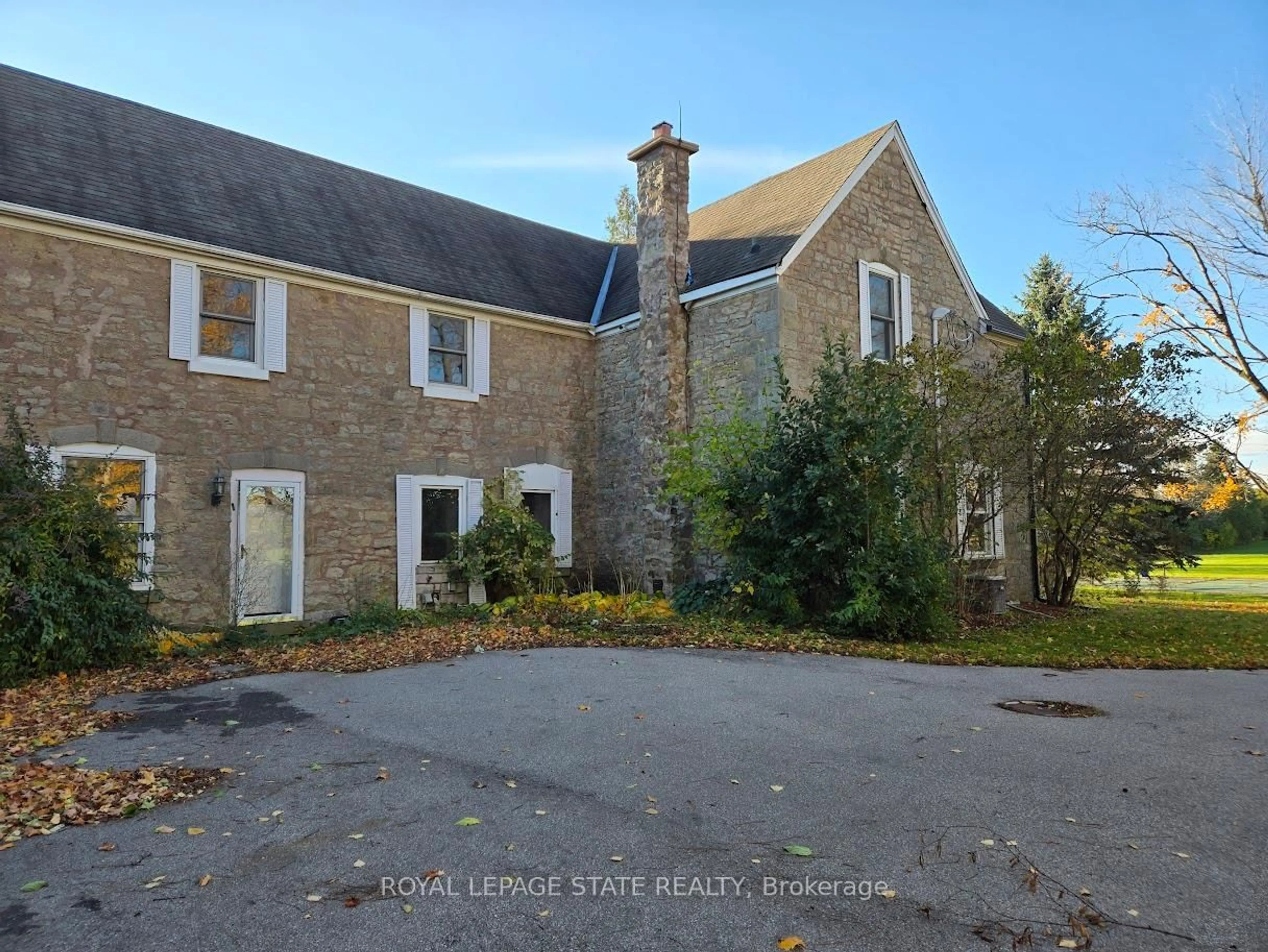 A pic from outside/outdoor area/front of a property/back of a property/a pic from drone, street for 4143 Cedar Springs Rd, Burlington Ontario L7P 0P6