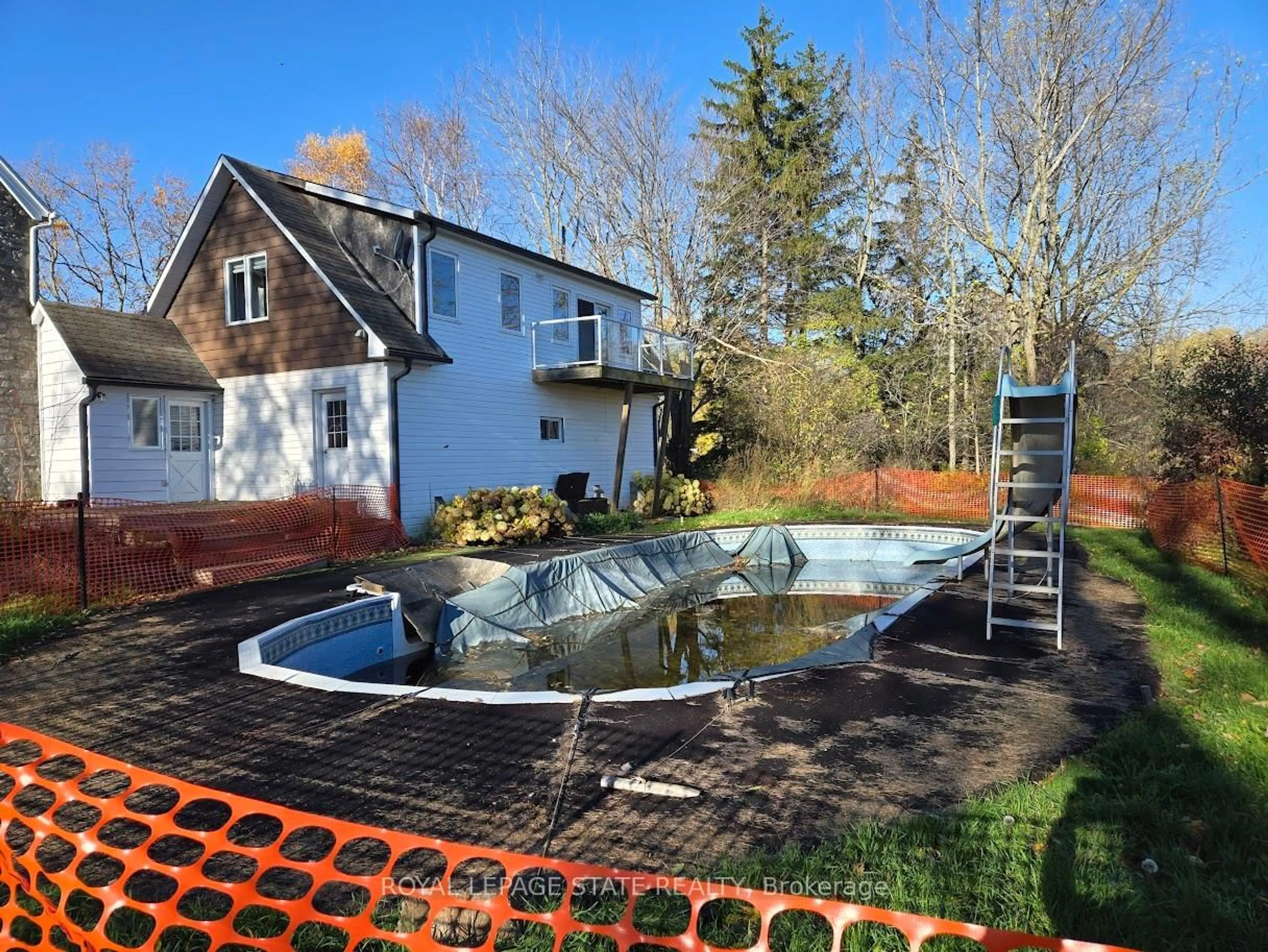 A pic from outside/outdoor area/front of a property/back of a property/a pic from drone, unknown for 4143 Cedar Springs Rd, Burlington Ontario L7P 0P6