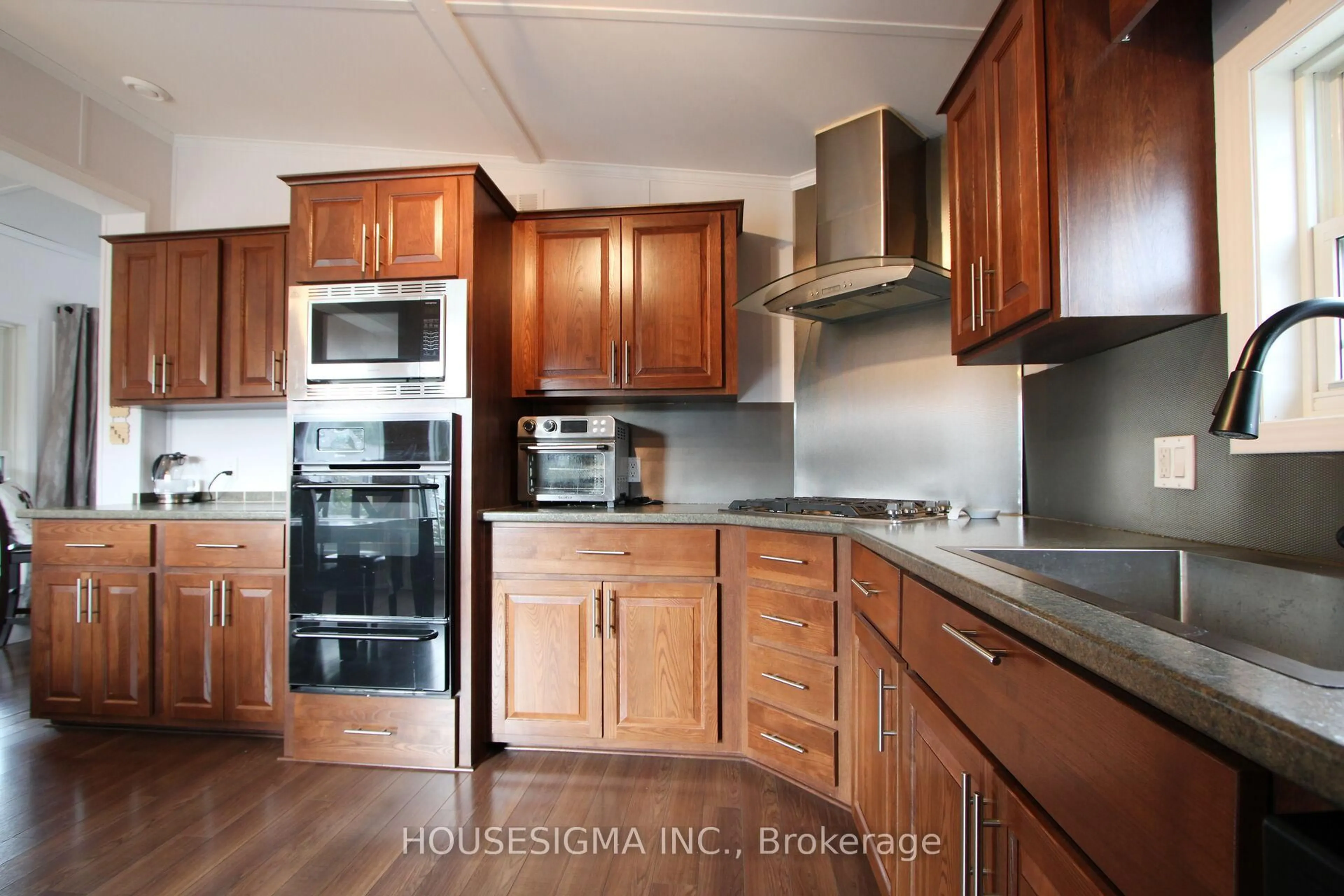 Standard kitchen, wood/laminate floor for 4449 Milburough 5 Tamarac Line, Burlington Ontario L7P 0C5