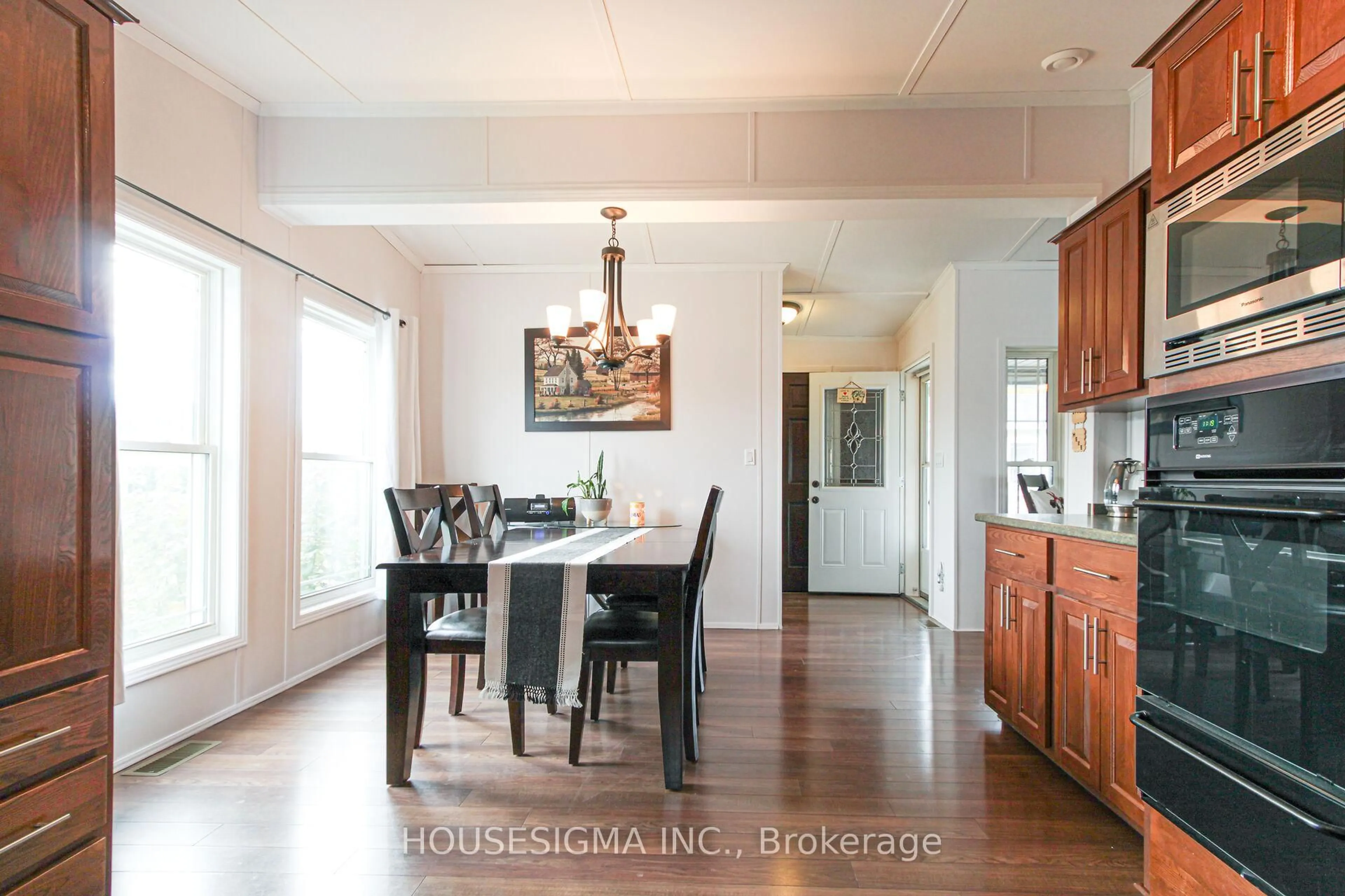Dining room, wood/laminate floor for 4449 Milburough 5 Tamarac Line, Burlington Ontario L7P 0C5