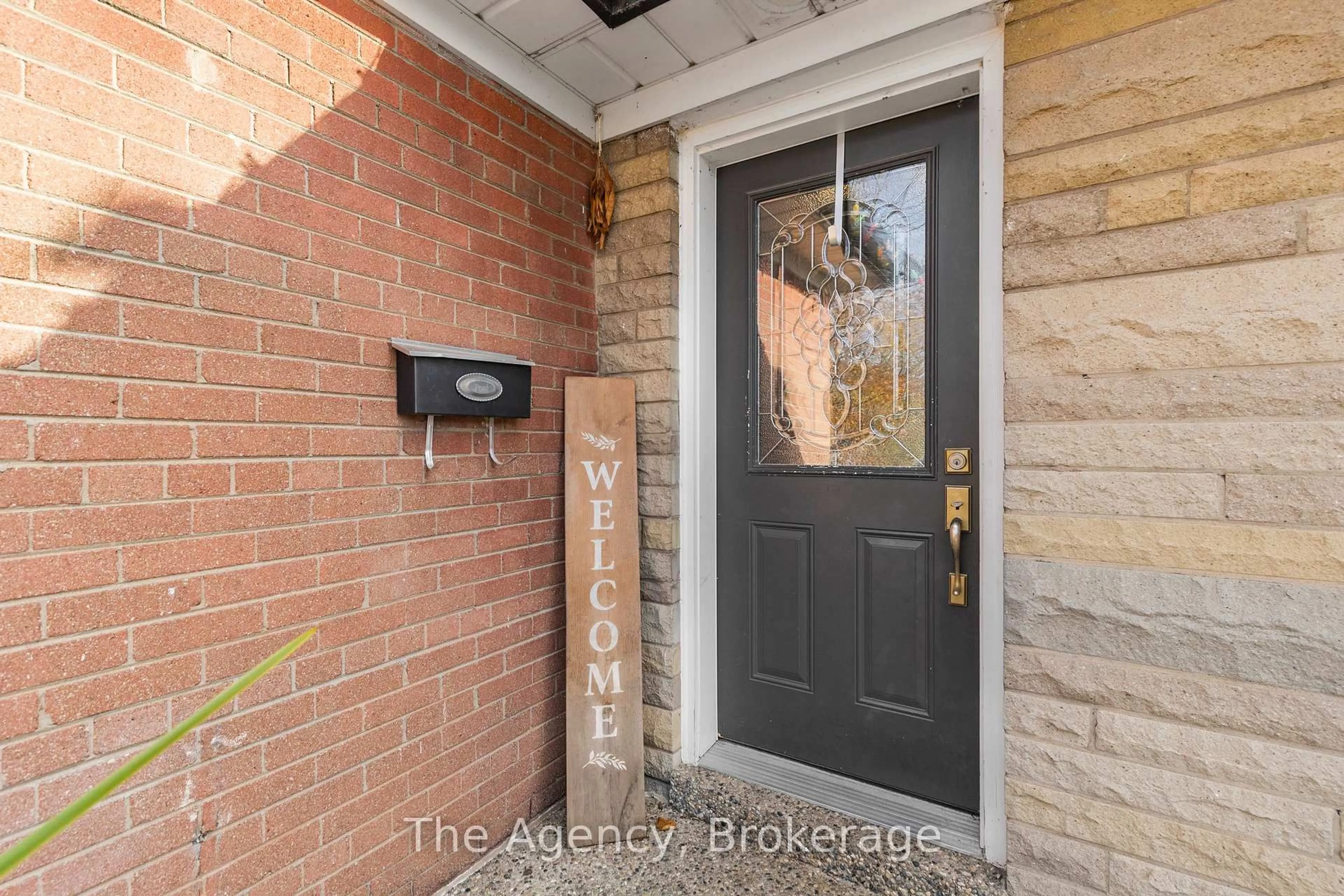 Indoor entryway for 496 Pineland Ave, Oakville Ontario L6K 2A1