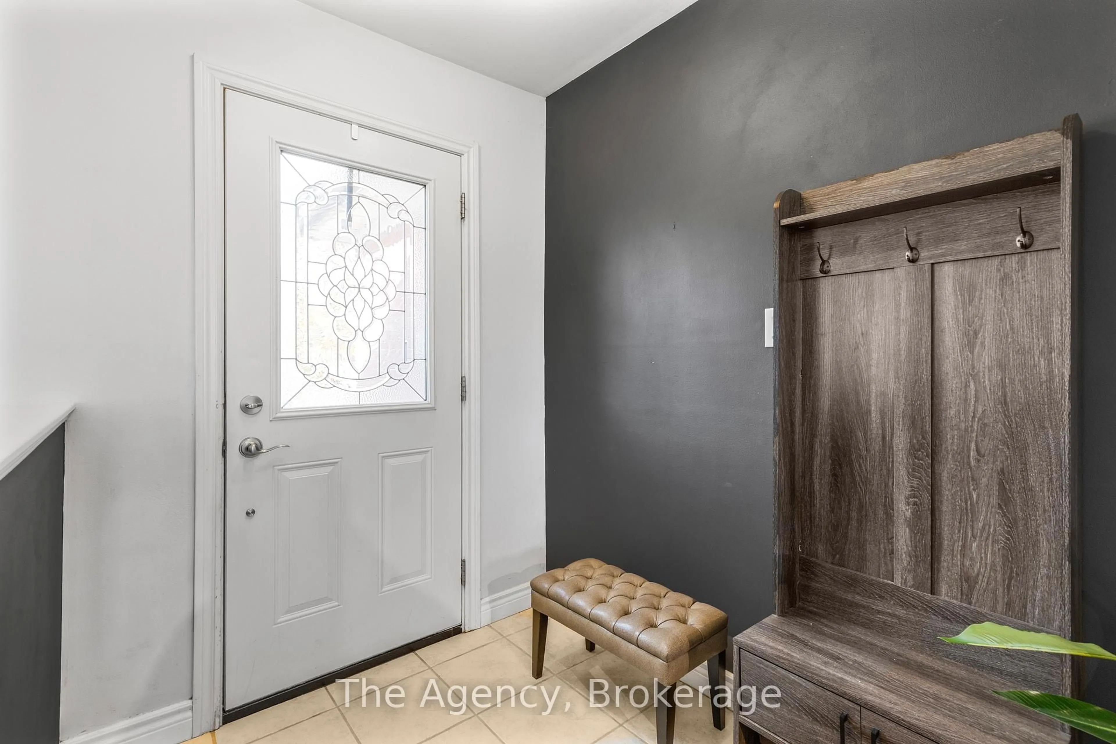 Indoor entryway for 496 Pineland Ave, Oakville Ontario L6K 2A1