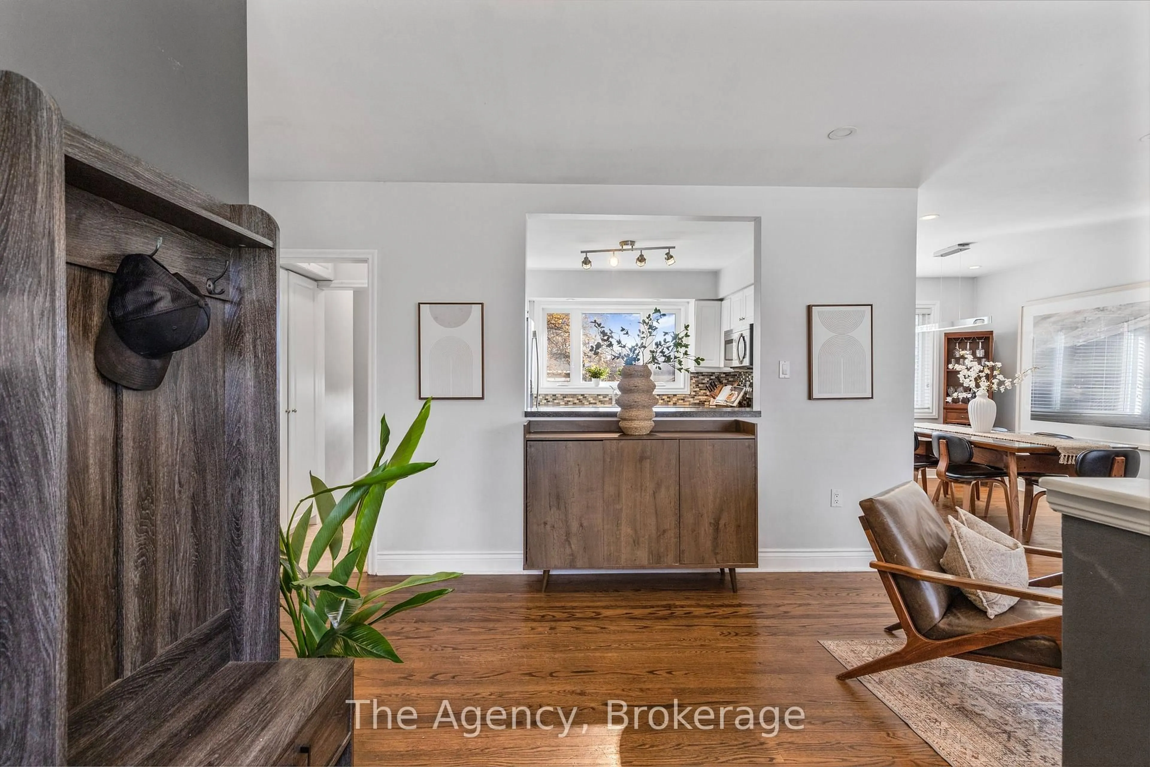 Indoor entryway for 496 Pineland Ave, Oakville Ontario L6K 2A1