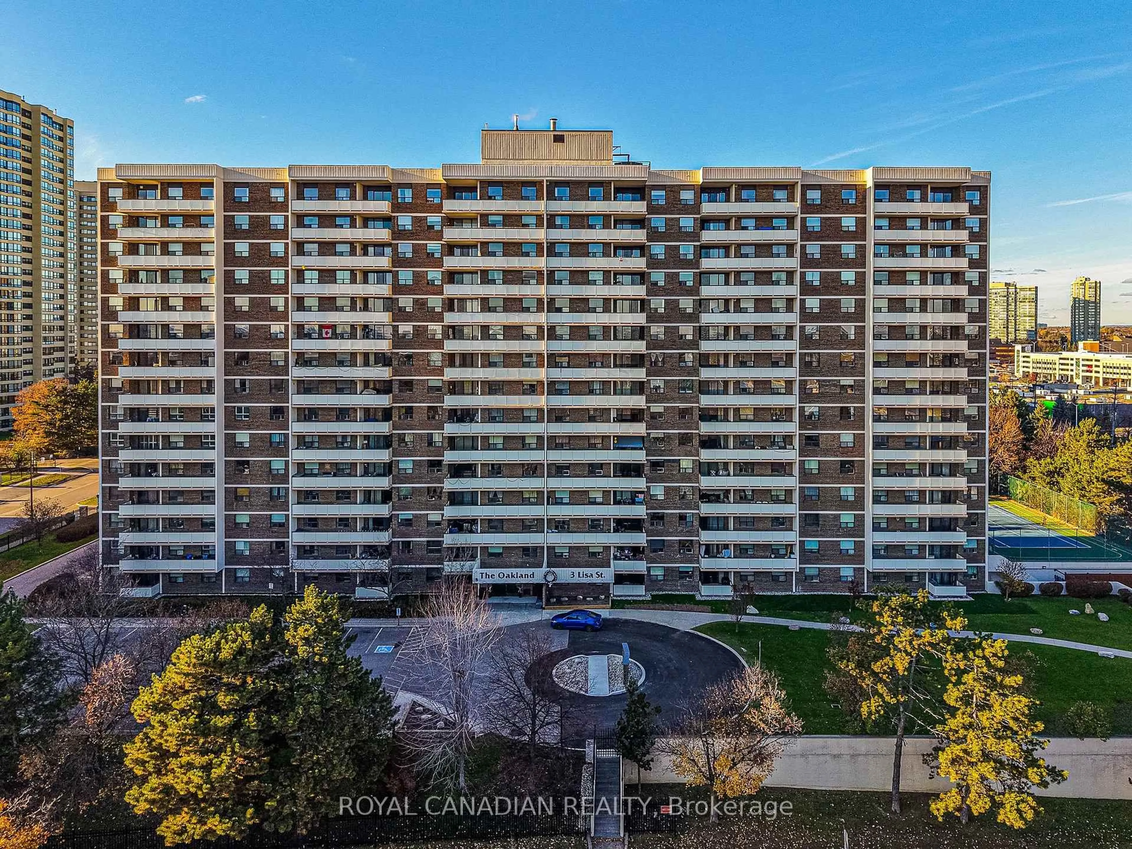 A pic from outside/outdoor area/front of a property/back of a property/a pic from drone, city buildings view from balcony for 3 Lisa St #512, Brampton Ontario L6T 4A2
