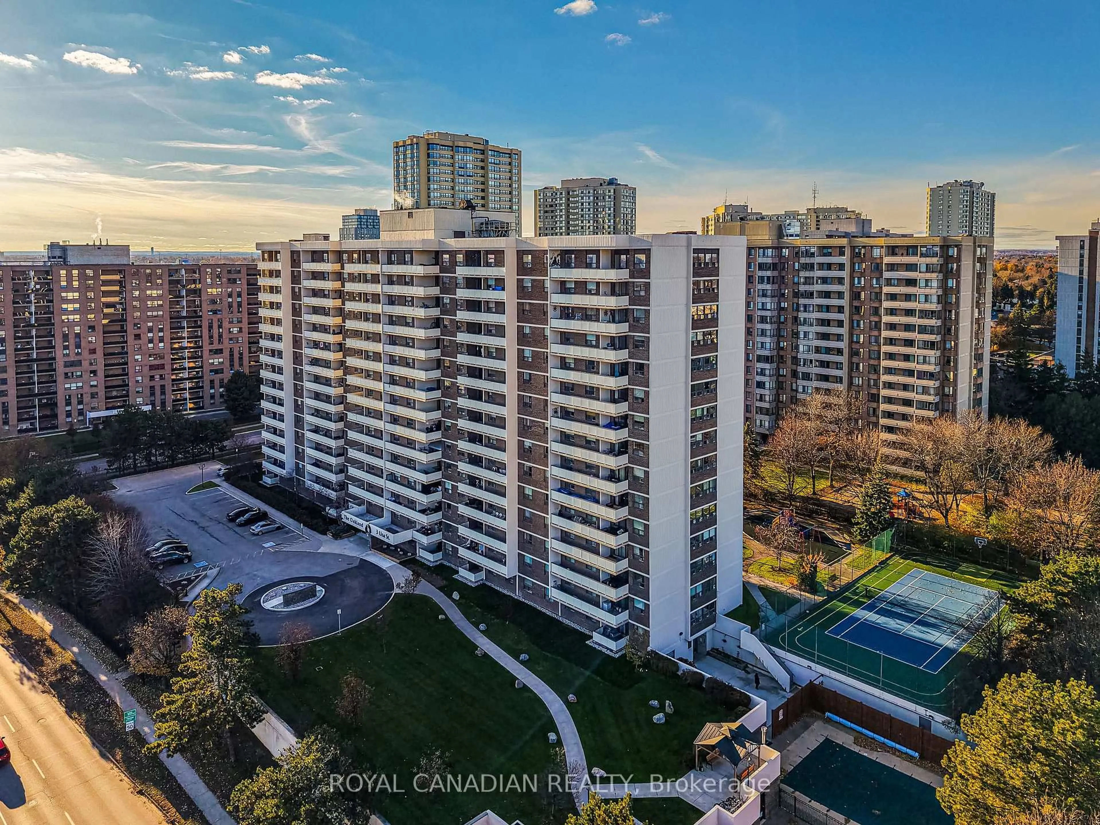 A pic from outside/outdoor area/front of a property/back of a property/a pic from drone, city buildings view from balcony for 3 Lisa St #512, Brampton Ontario L6T 4A2
