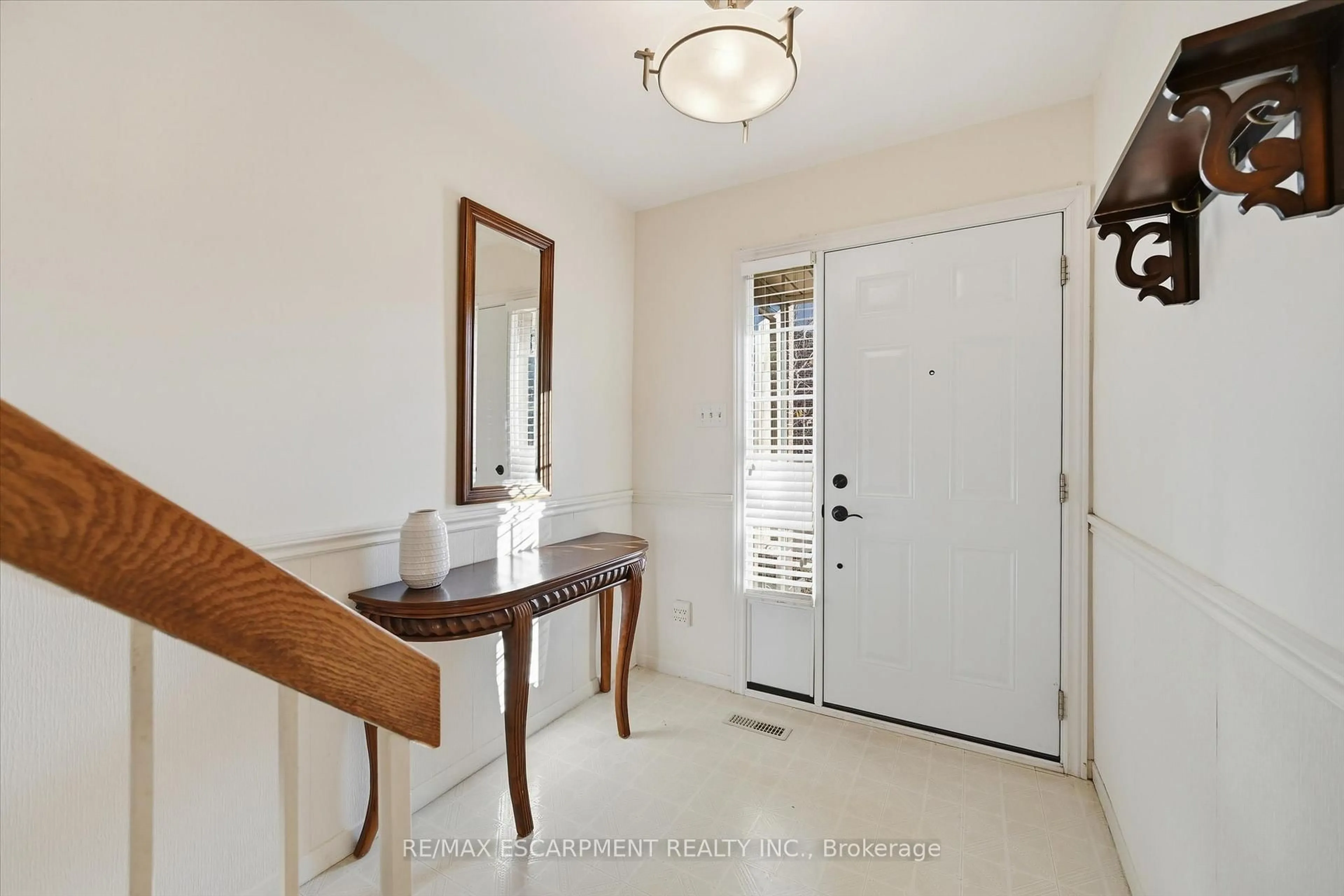 Indoor entryway for 3029 Glencrest Rd #60, Burlington Ontario L7N 3K1