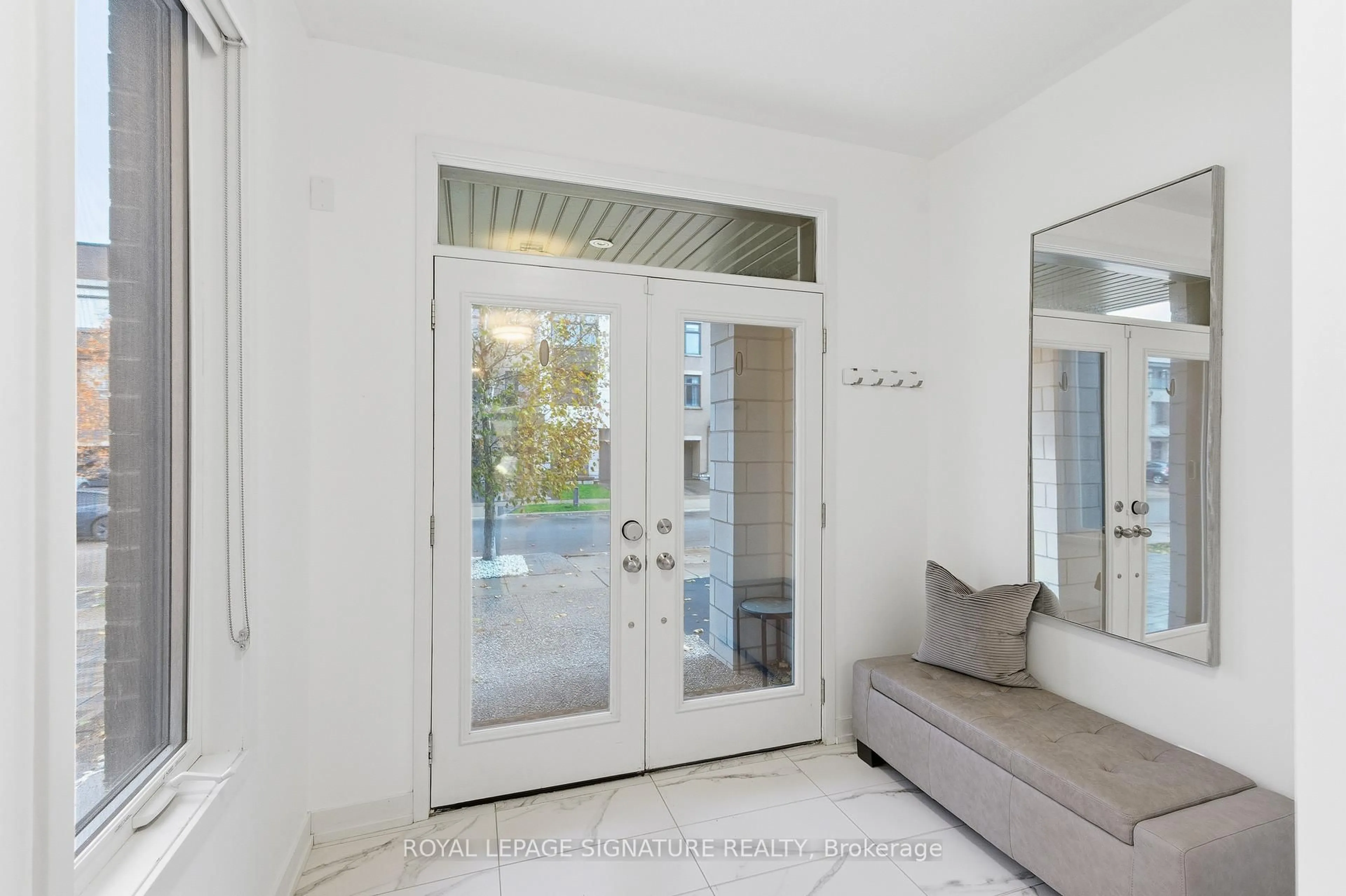 Indoor entryway for 314 Squire Cres, Oakville Ontario L6H 0L9