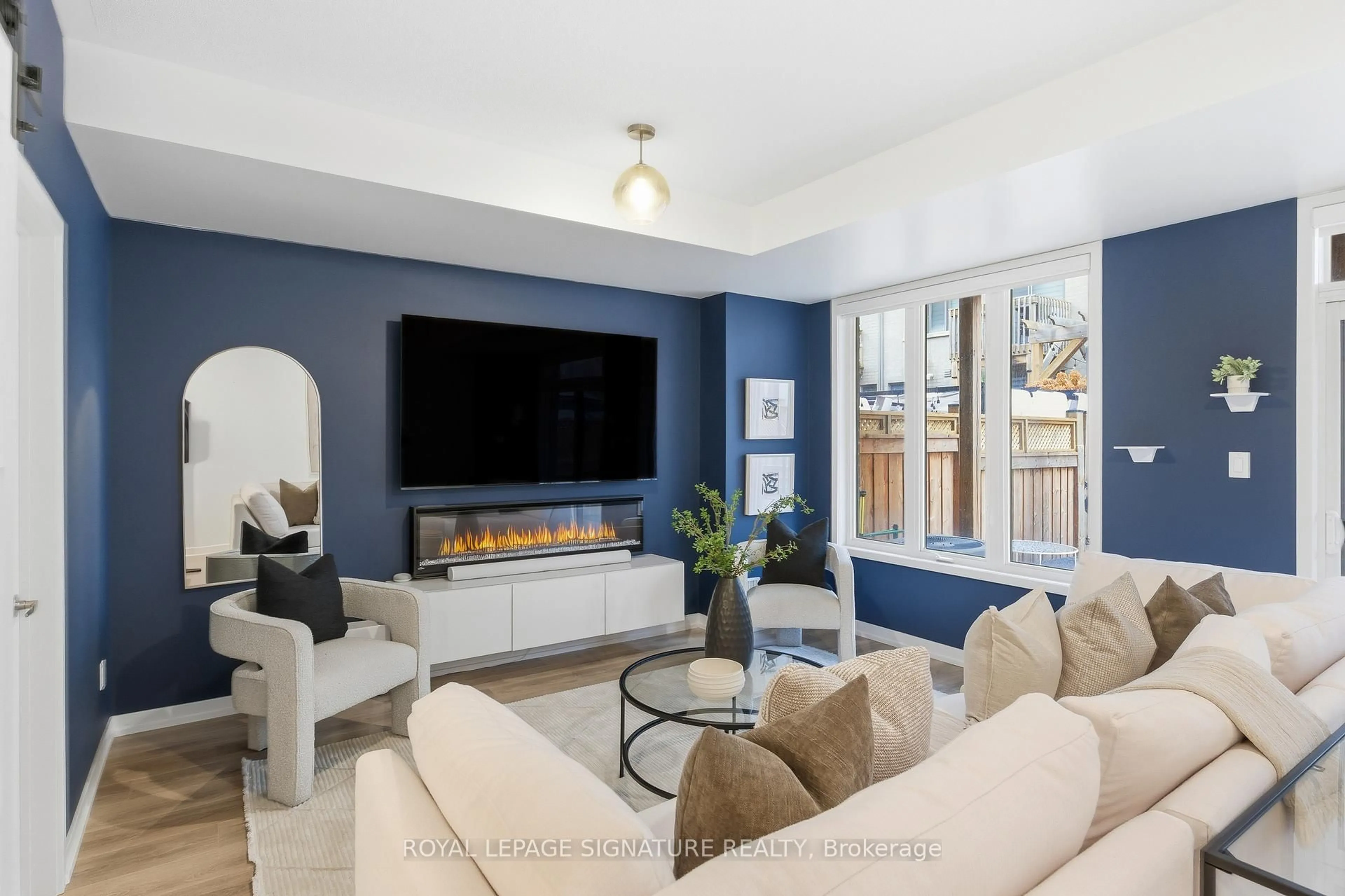 Living room with furniture, unknown for 314 Squire Cres, Oakville Ontario L6H 0L9