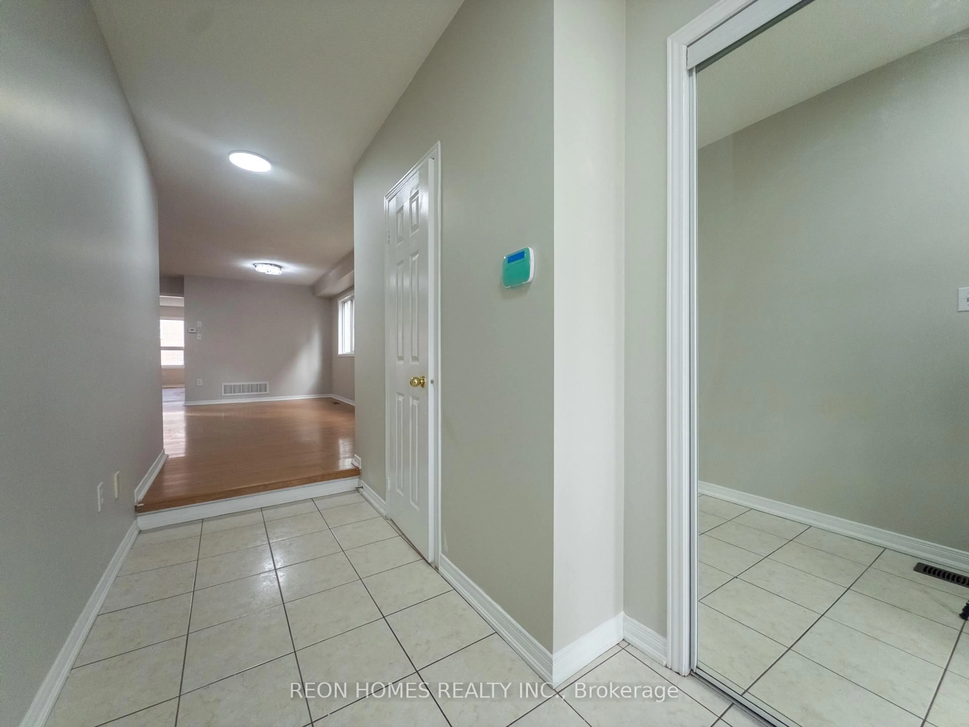 Indoor foyer for 25 Hot Spring Rd, Brampton Ontario L6R 3H9