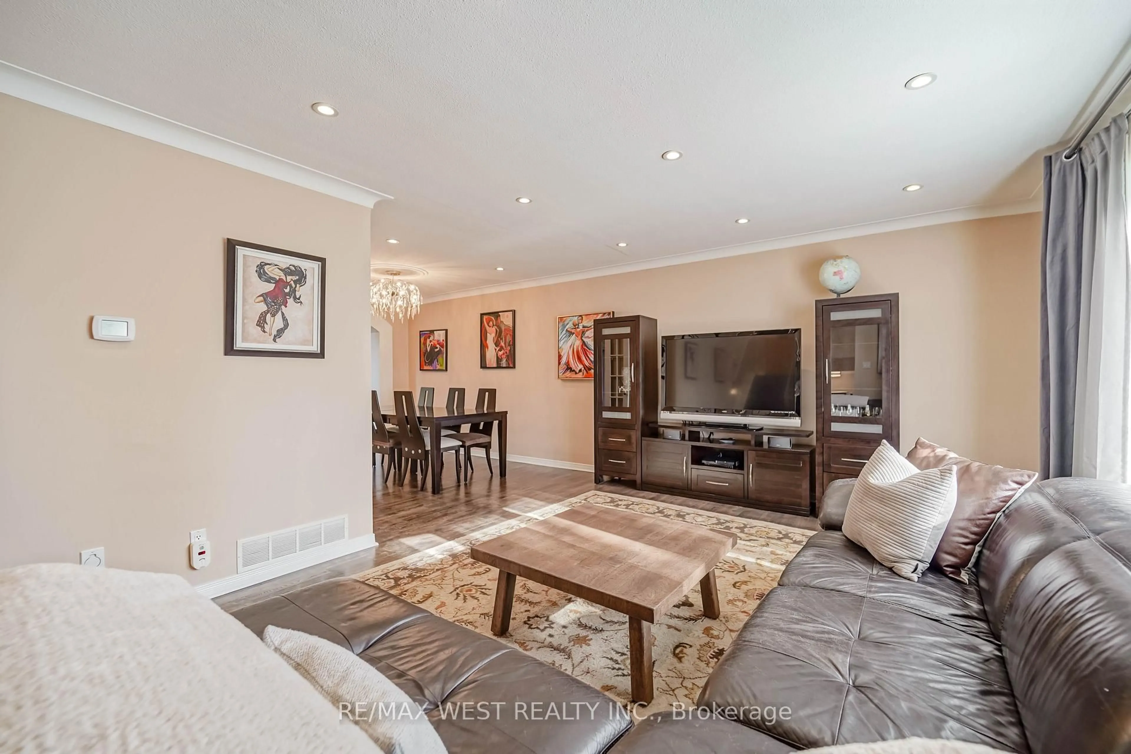 Living room with furniture, wood/laminate floor for 17 Clay Crt, Toronto Ontario M9A 4S2