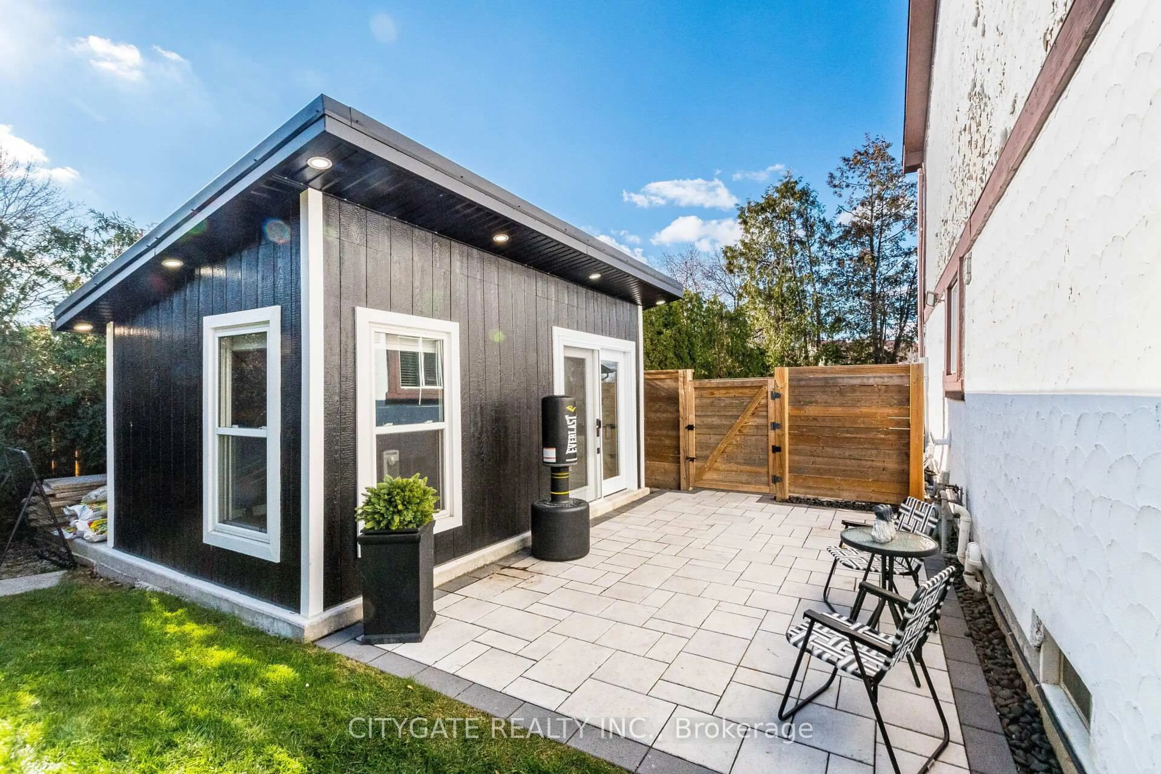 Unknown for 6945 pamplone Mews, Mississauga Ontario L5N 1S5