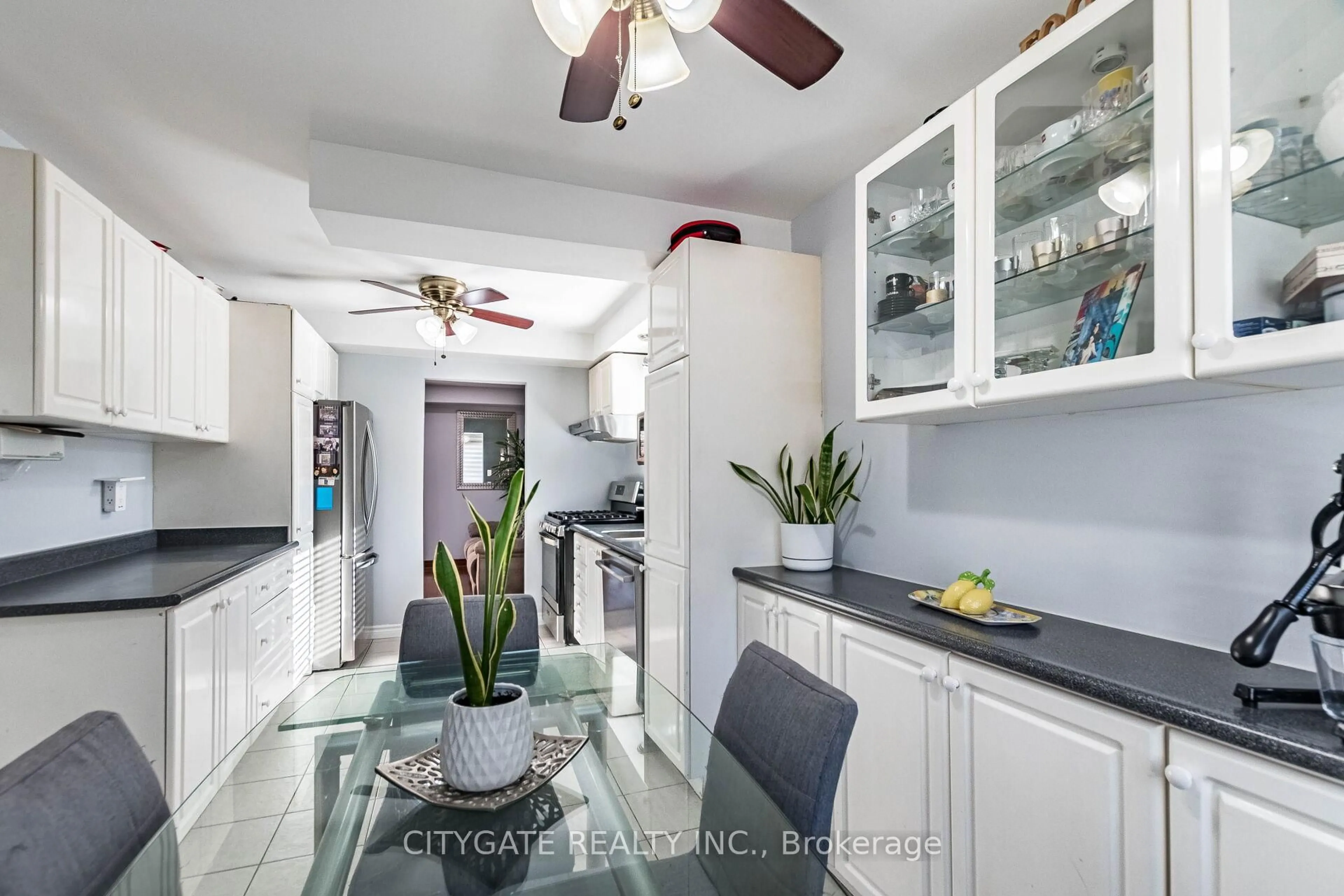 Open concept kitchen, ceramic/tile floor for 6945 pamplone Mews, Mississauga Ontario L5N 1S5