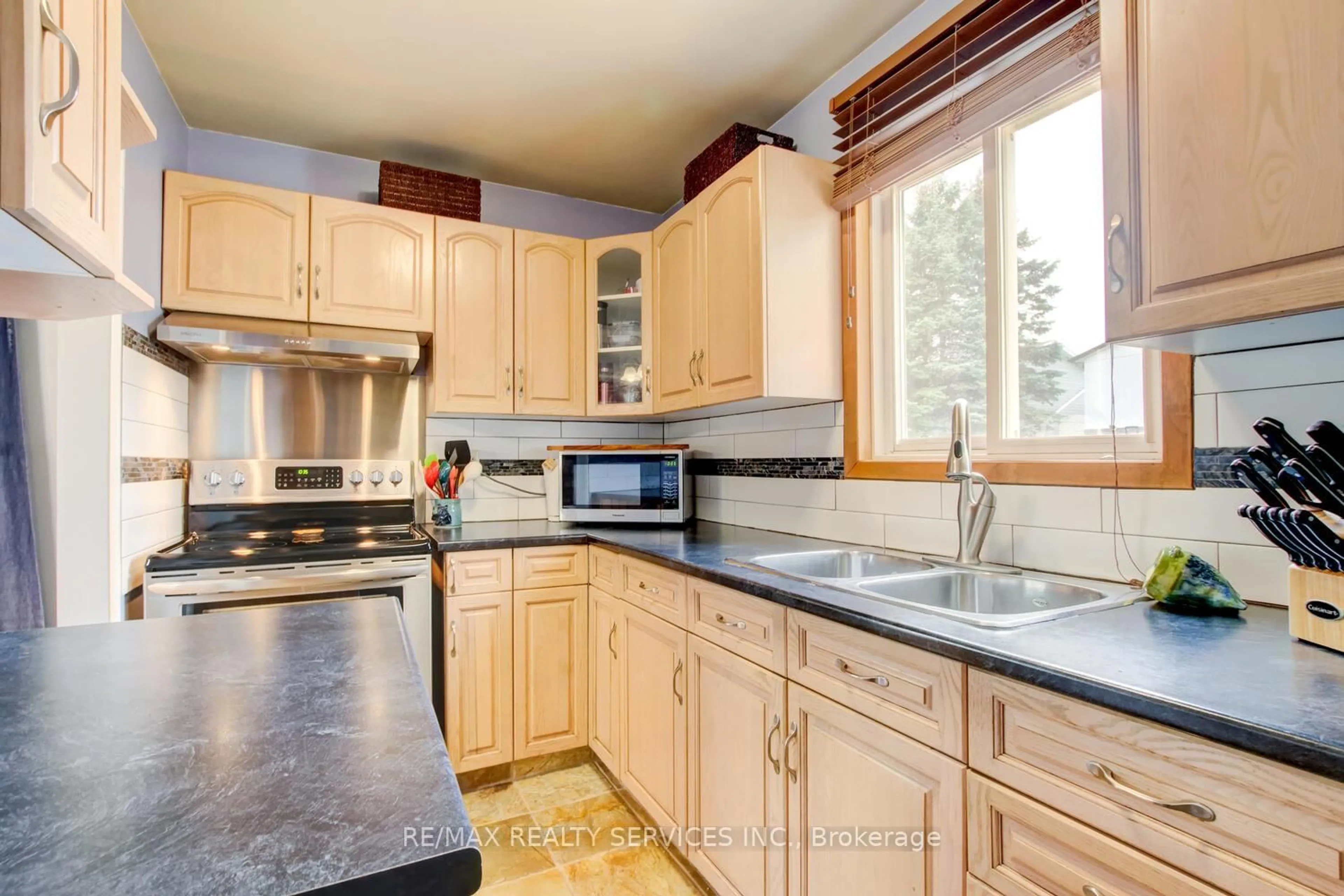 Standard kitchen, unknown for 7 Hamlet Crt, Brampton Ontario L6S 1X5