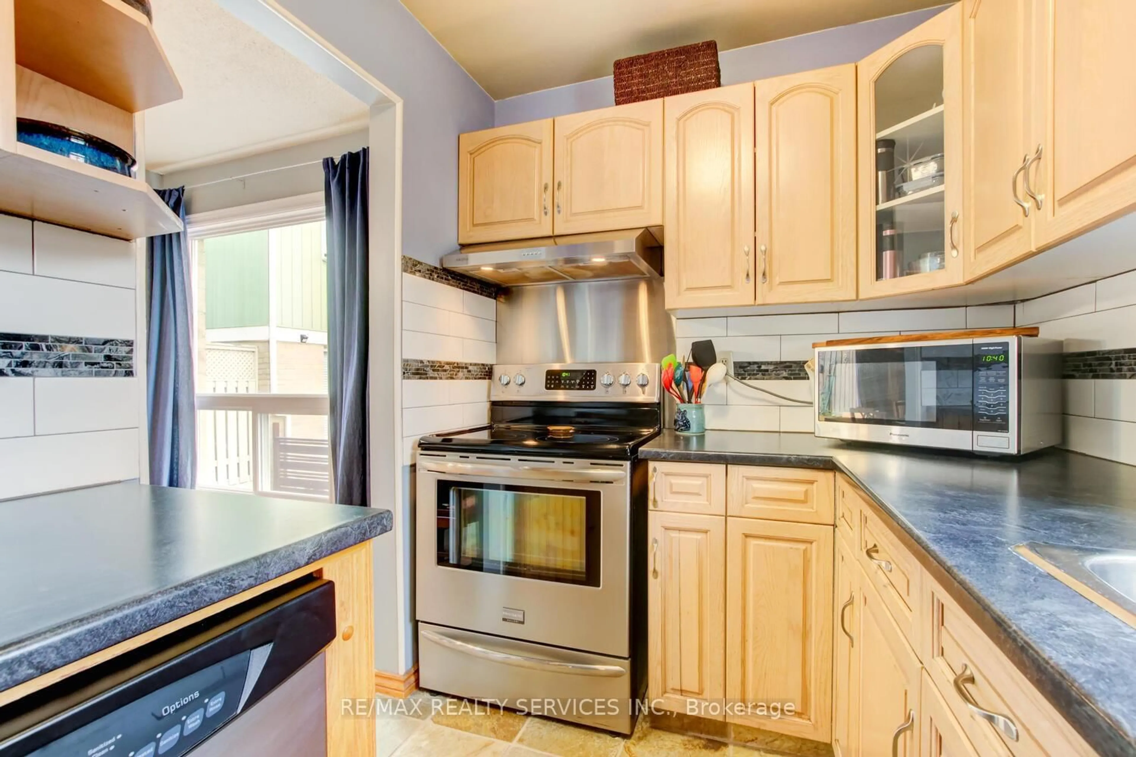 Standard kitchen, wood/laminate floor for 7 Hamlet Crt, Brampton Ontario L6S 1X5