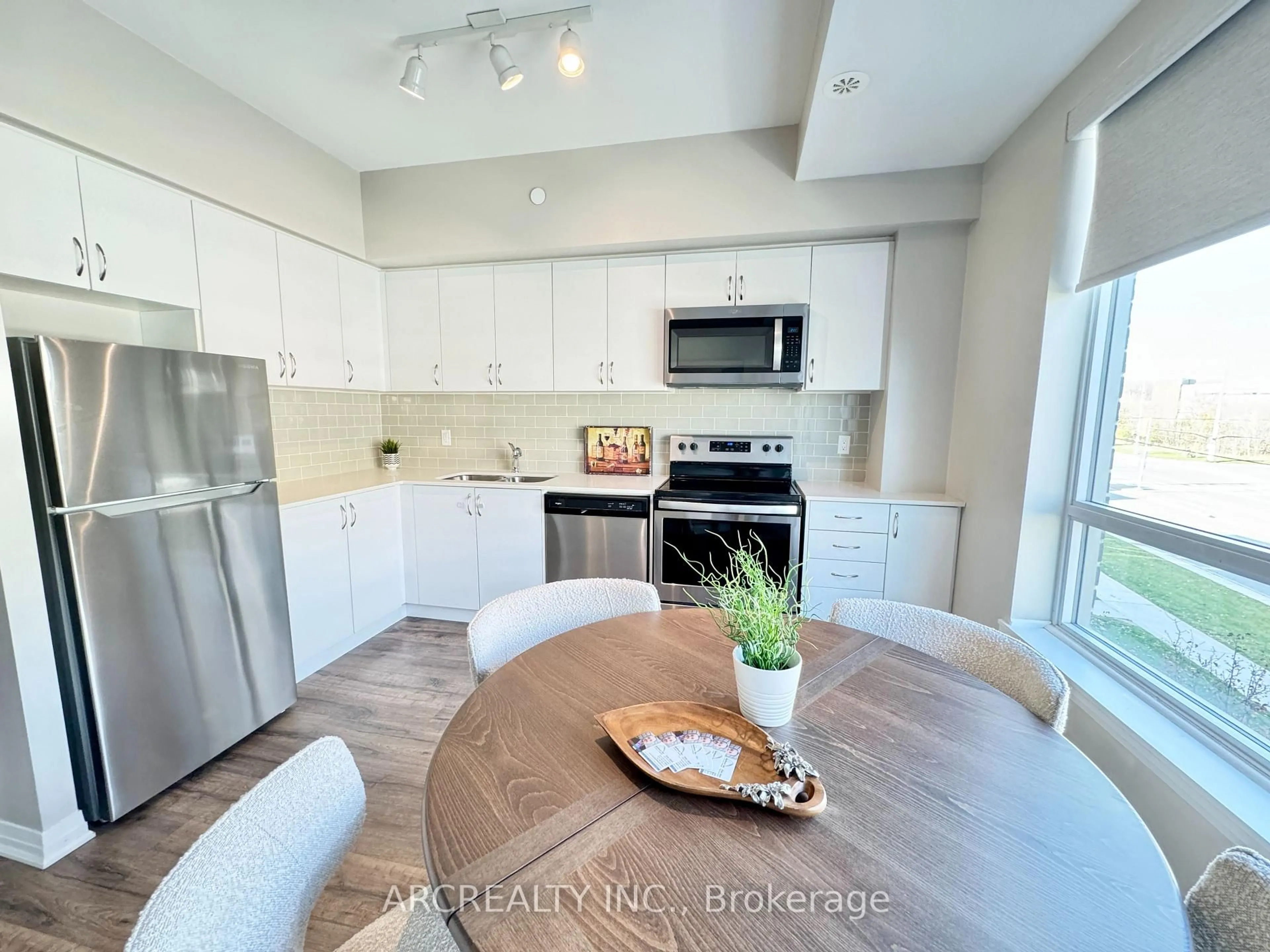 Open concept kitchen, unknown for 1238 Cawthra Rd #19, Mississauga Ontario L5G 0B6