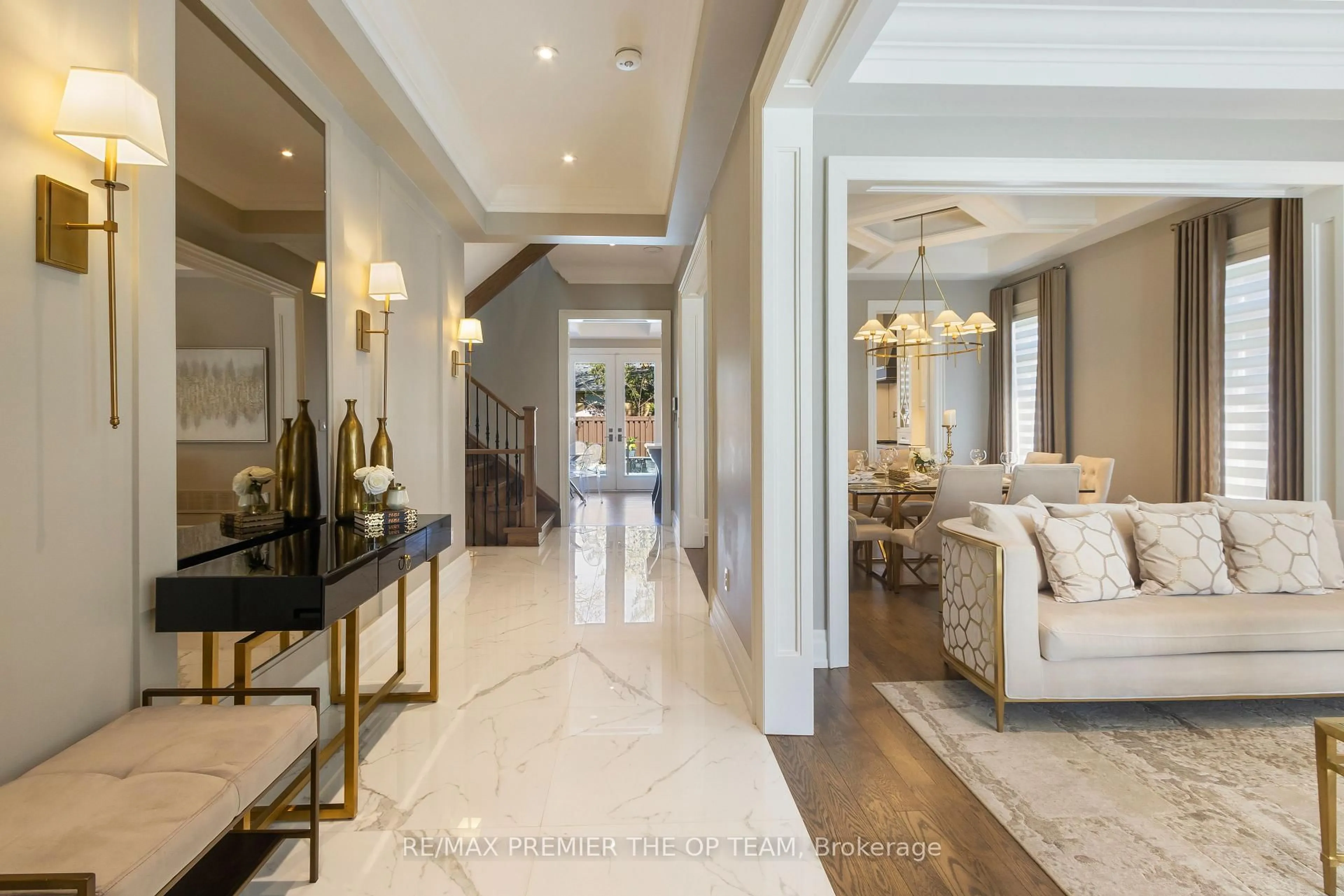 Indoor foyer for 5 Storey Cres, Toronto Ontario M9B 3C7