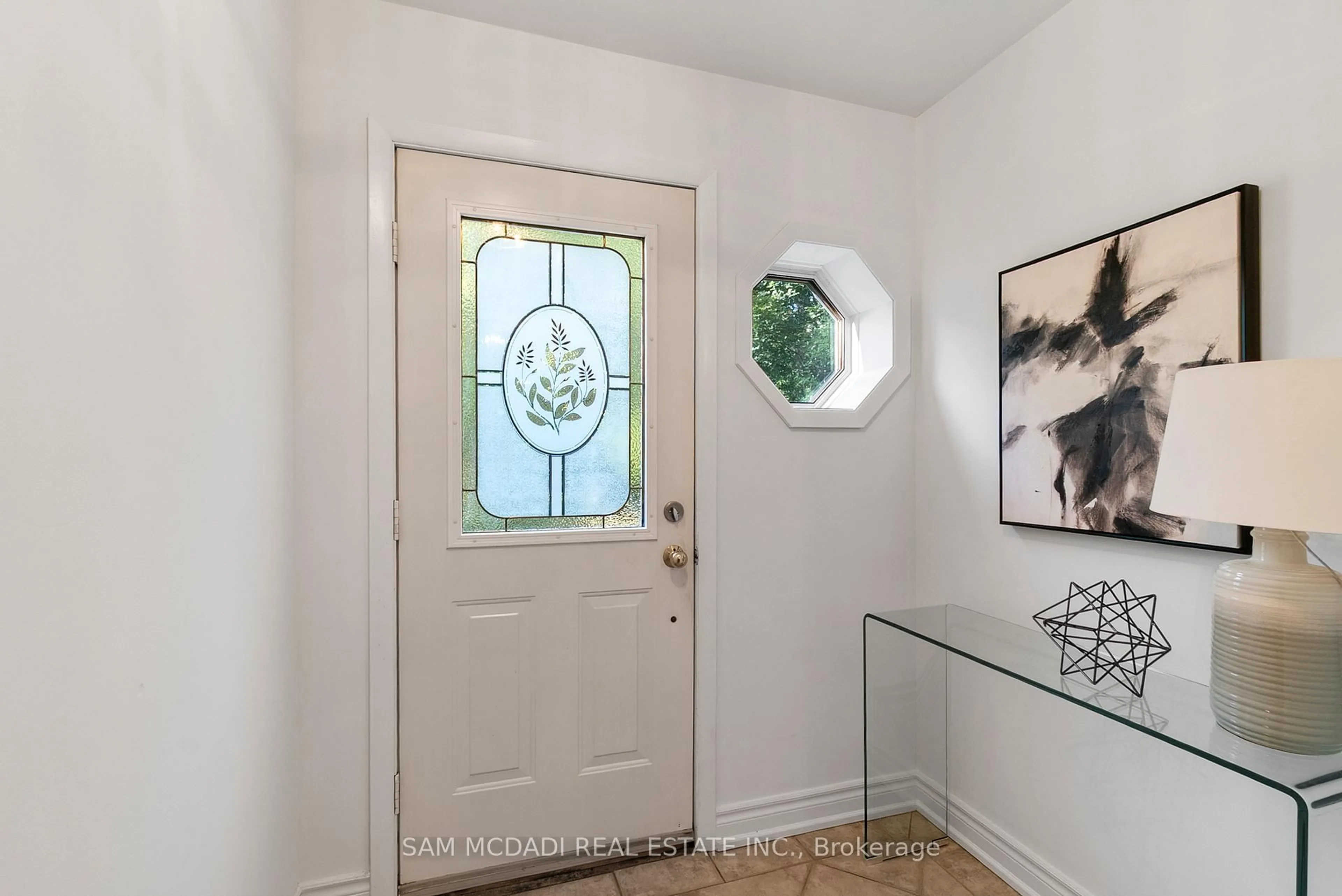 Indoor entryway for 1302 Martley Dr, Mississauga Ontario L5H 1N9