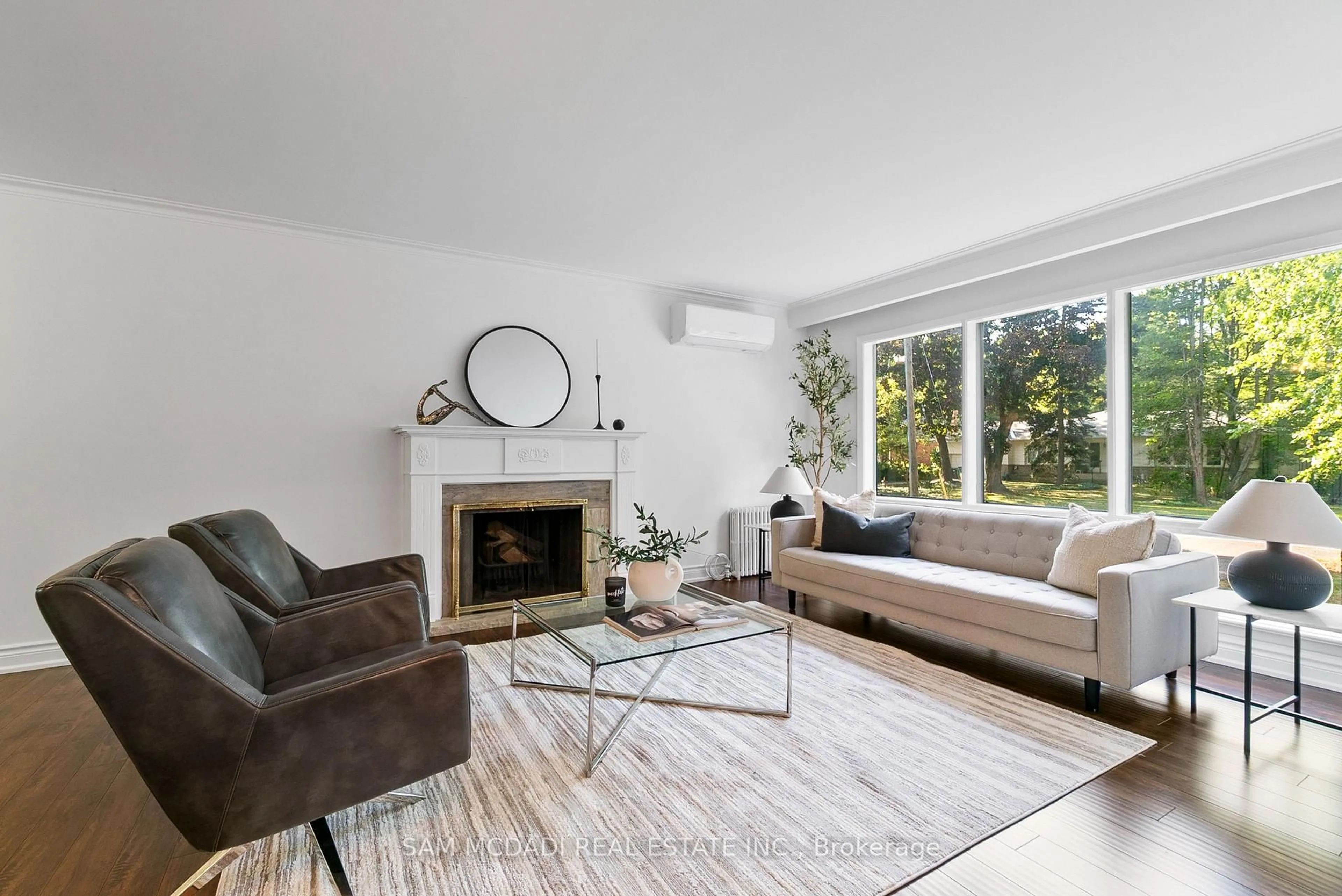 Living room with furniture, unknown for 1302 Martley Dr, Mississauga Ontario L5H 1N9