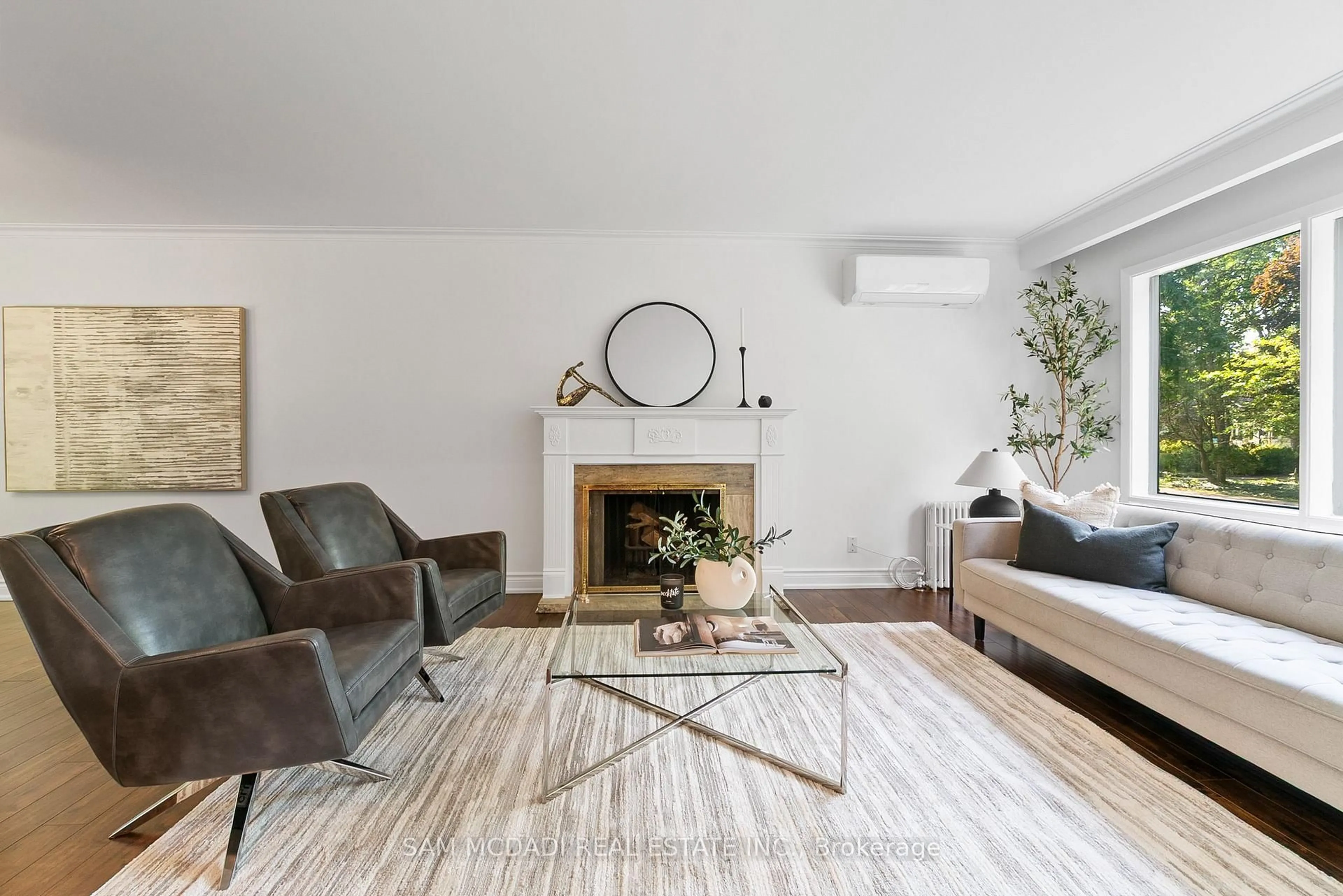 Living room with furniture, unknown for 1302 Martley Dr, Mississauga Ontario L5H 1N9