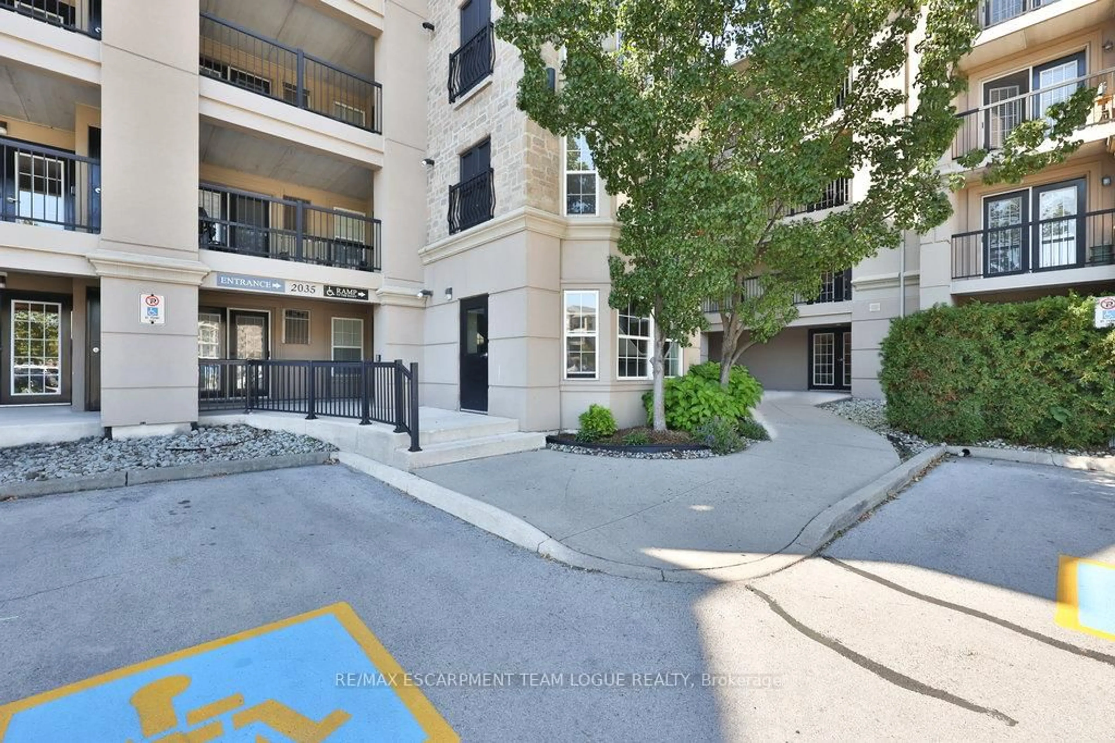 A pic from outside/outdoor area/front of a property/back of a property/a pic from drone, street for 2035 Appleby Line #113, Burlington Ontario L7L 7G8