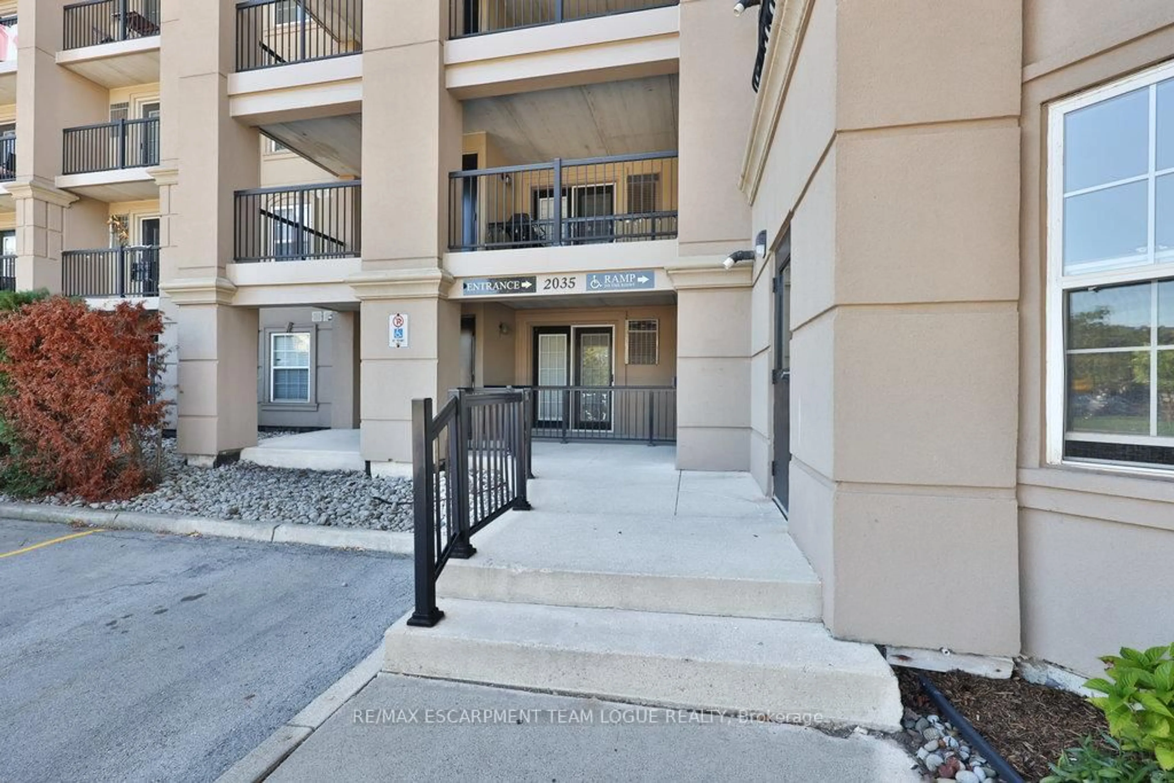 Indoor foyer for 2035 Appleby Line #113, Burlington Ontario L7L 7G8