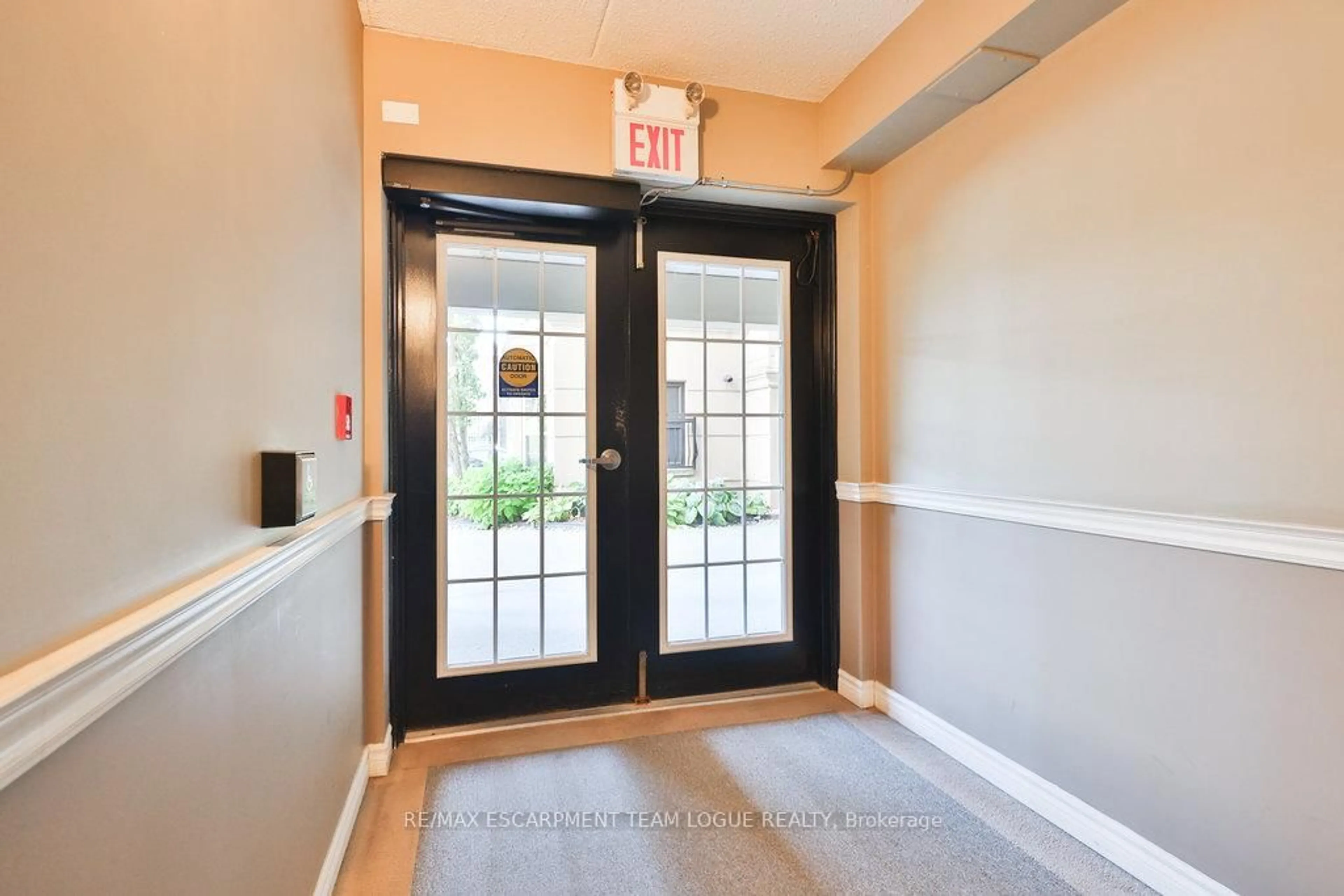 Indoor foyer for 2035 Appleby Line #113, Burlington Ontario L7L 7G8