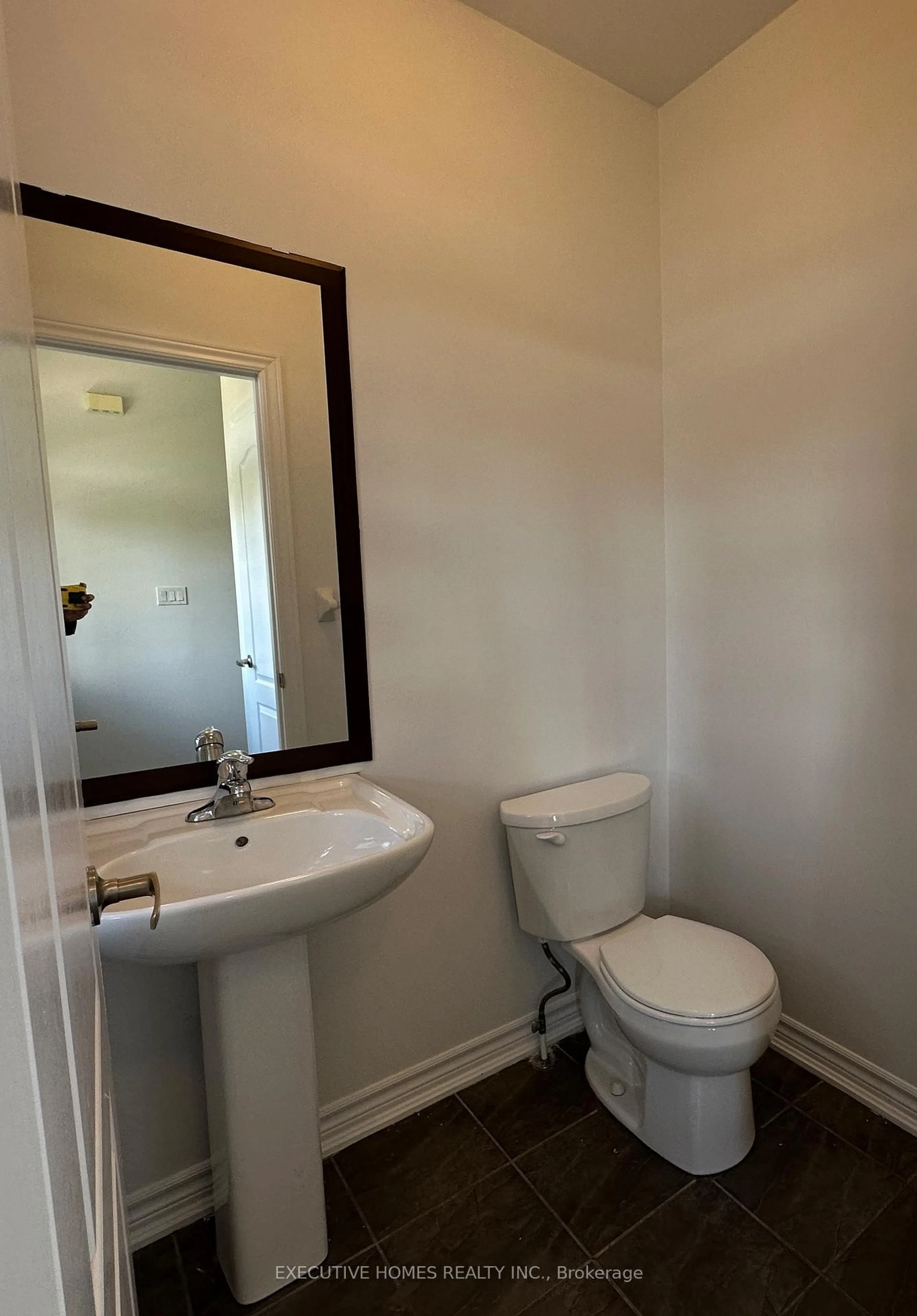 A pic of a room for 21 Elmcrest Dr, Brampton Ontario L6Y 0H7